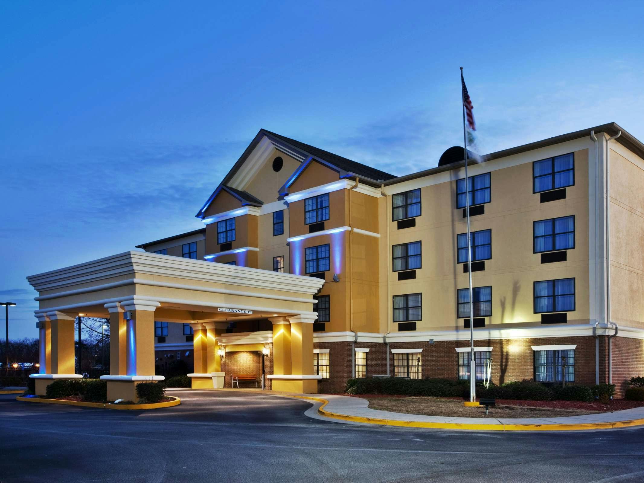 Holiday Inn Express Hotel & Suites Byron