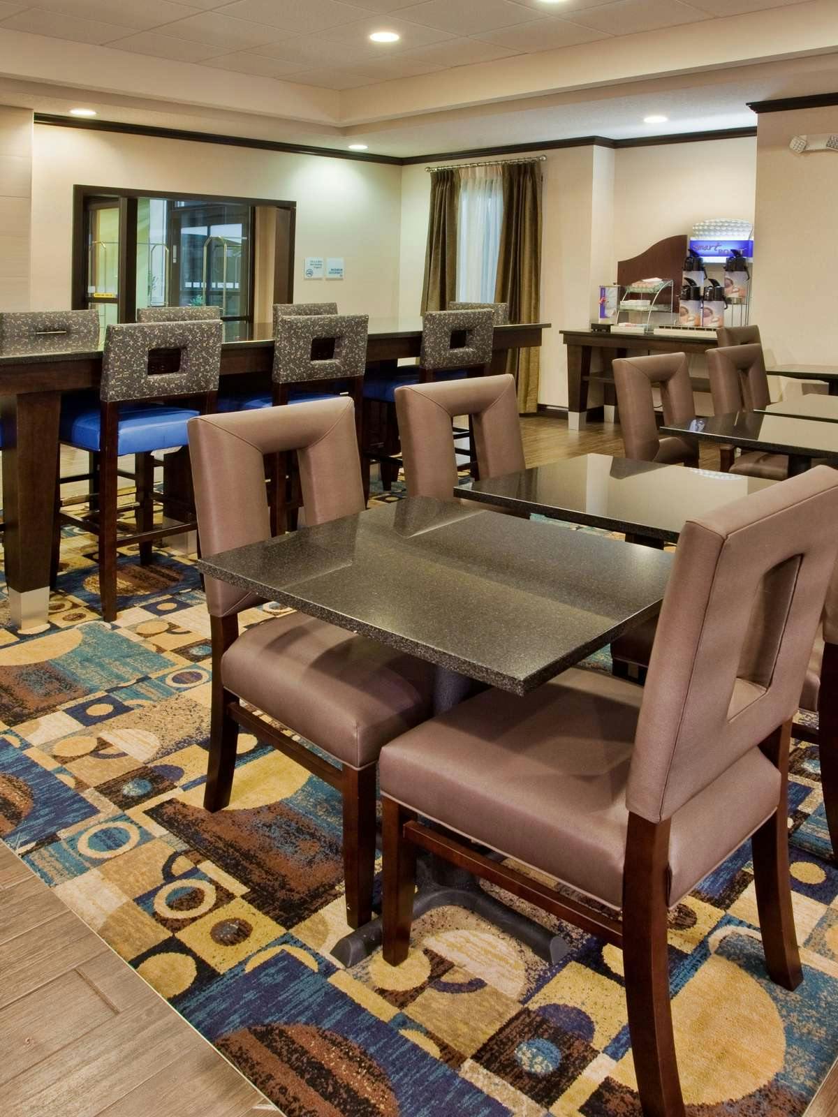 Hotel Holiday Inn Express Hotel & Suites Buford photo 4