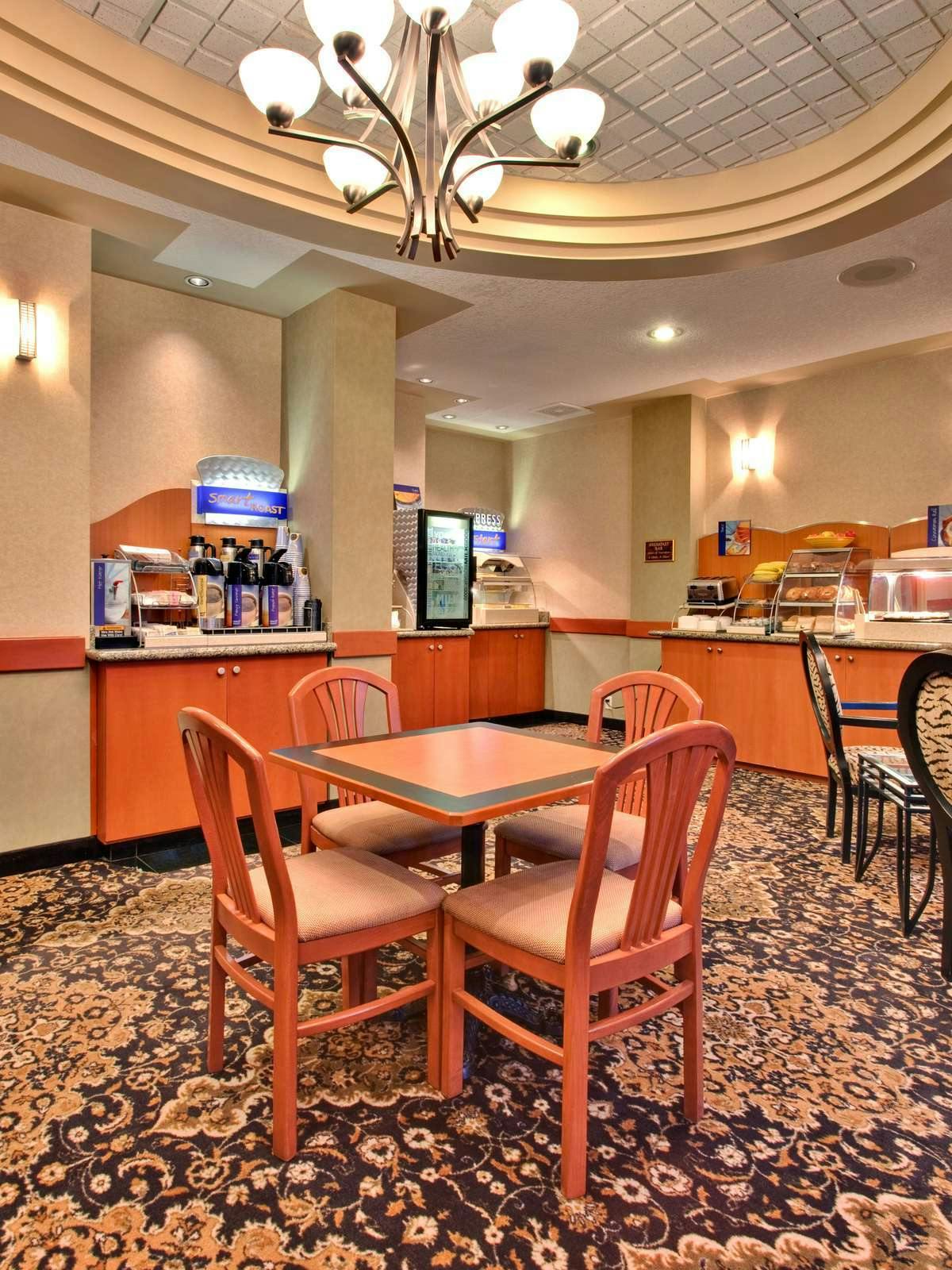 Hotel Holiday Inn Express Hotel & Suites Calgary photo 5