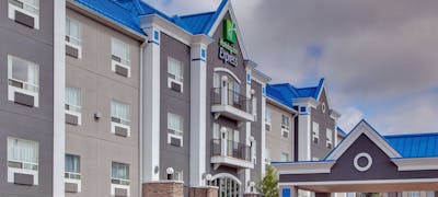 Holiday Inn Express Hotel & Suites Calgary South Macleod Trail S