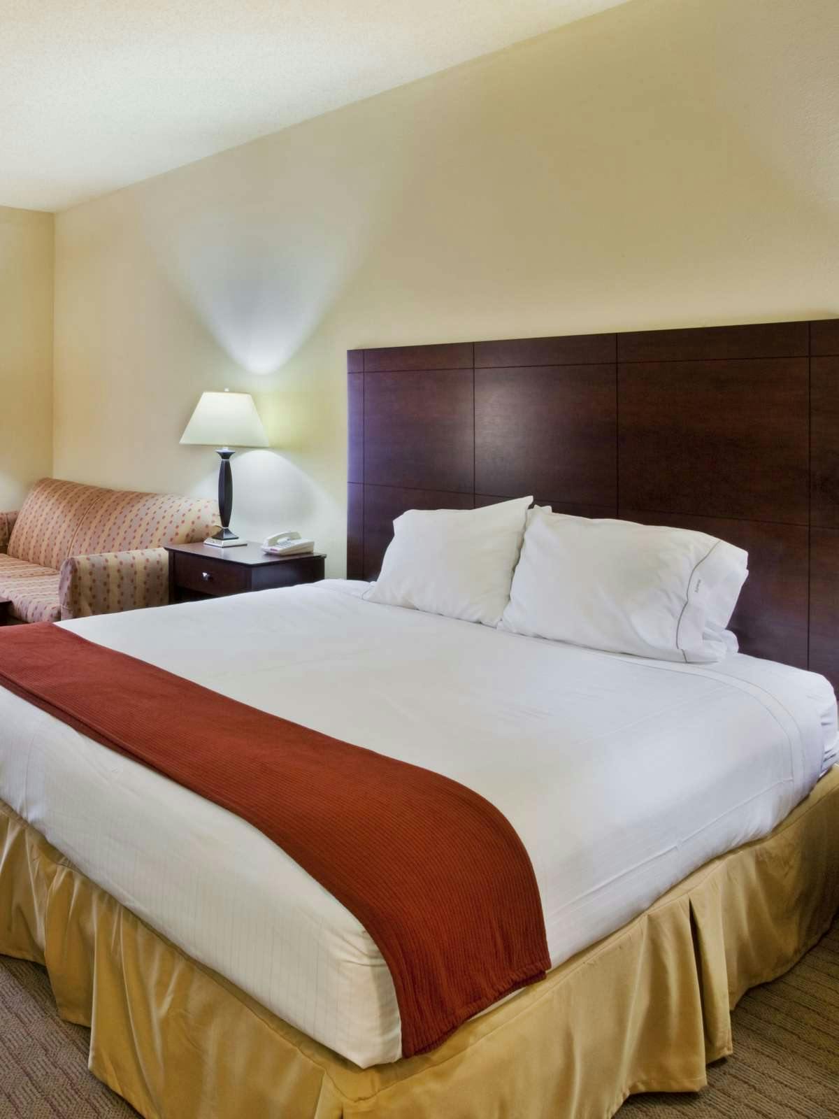 Hotel Holiday Inn Express Hotel & Suites Calhoun photo 1