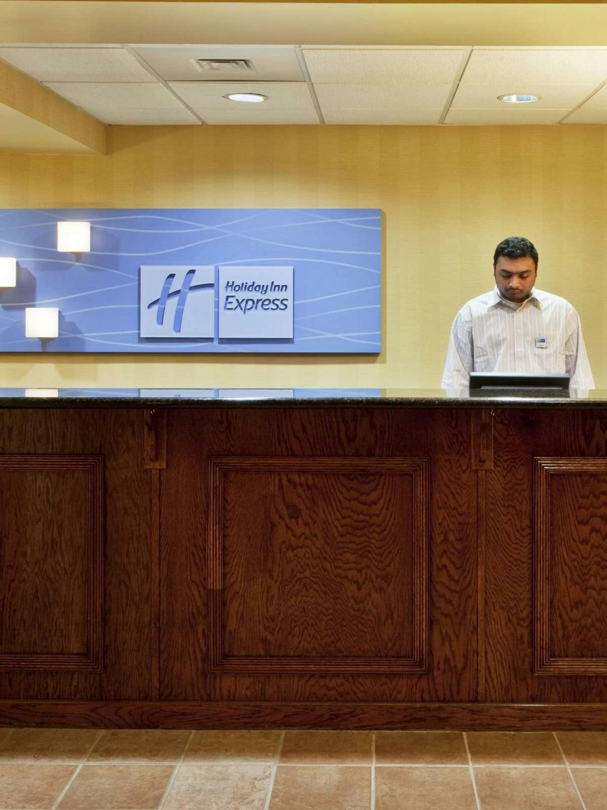 Hotel Holiday Inn Express Hotel & Suites Calhoun photo 4