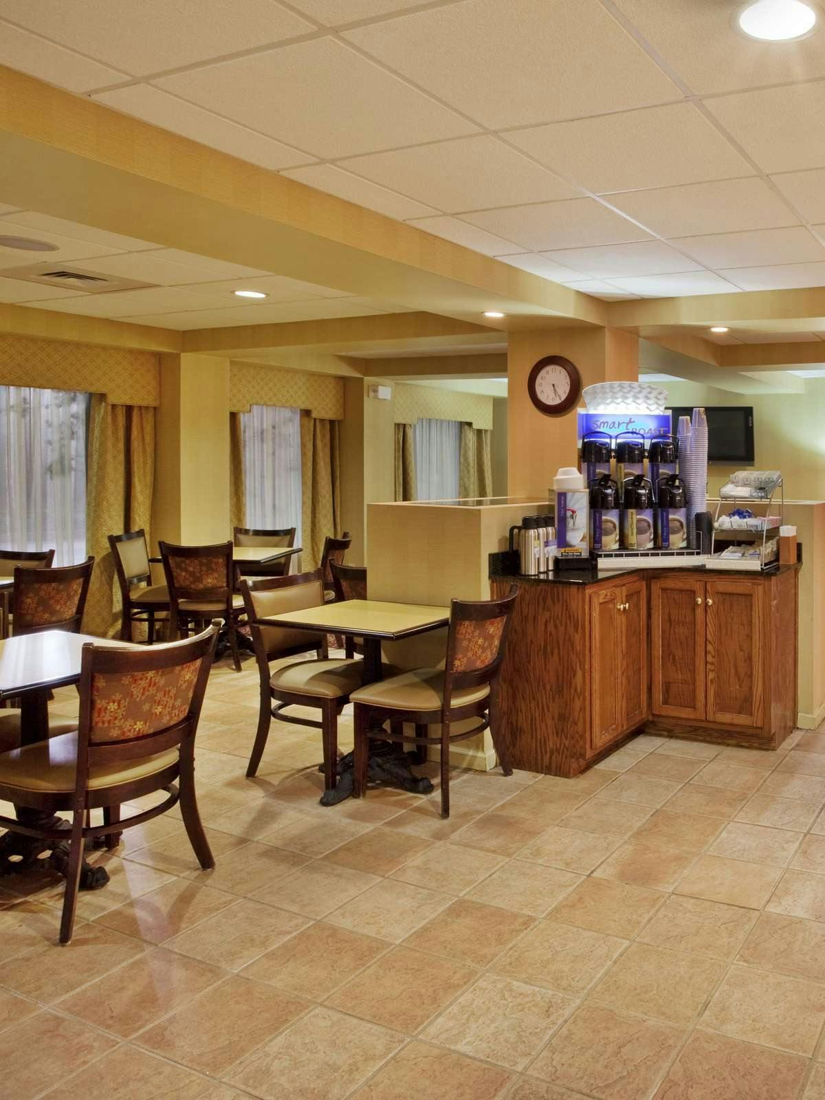 Hotel Holiday Inn Express Hotel & Suites Calhoun photo 5