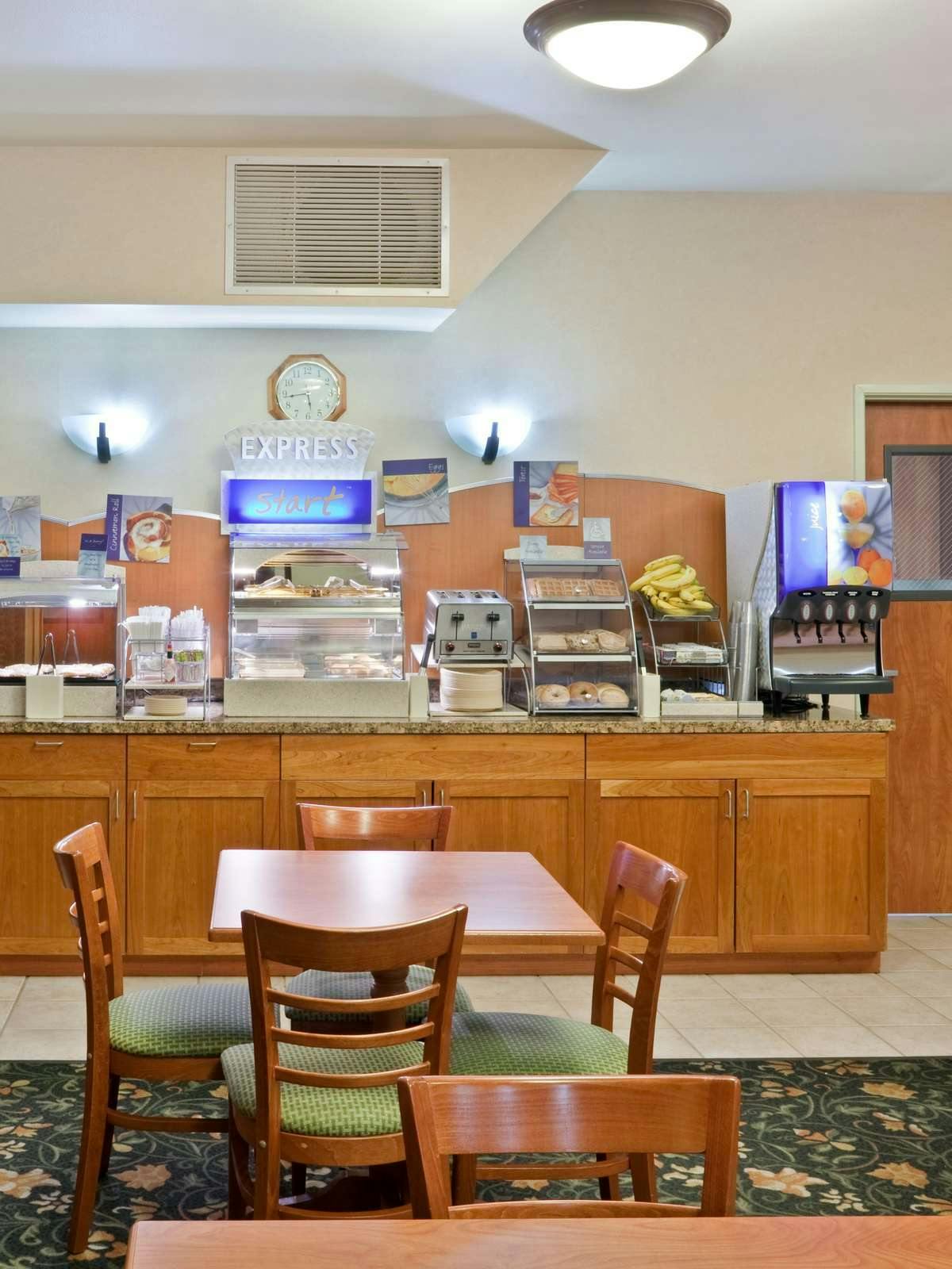 Hotel Holiday Inn Express Hotel & Suites Burlington photo 5