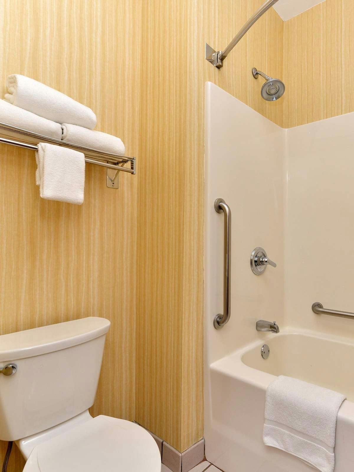 Hotel Holiday Inn Express Hotel & Suites Burlington photo 3