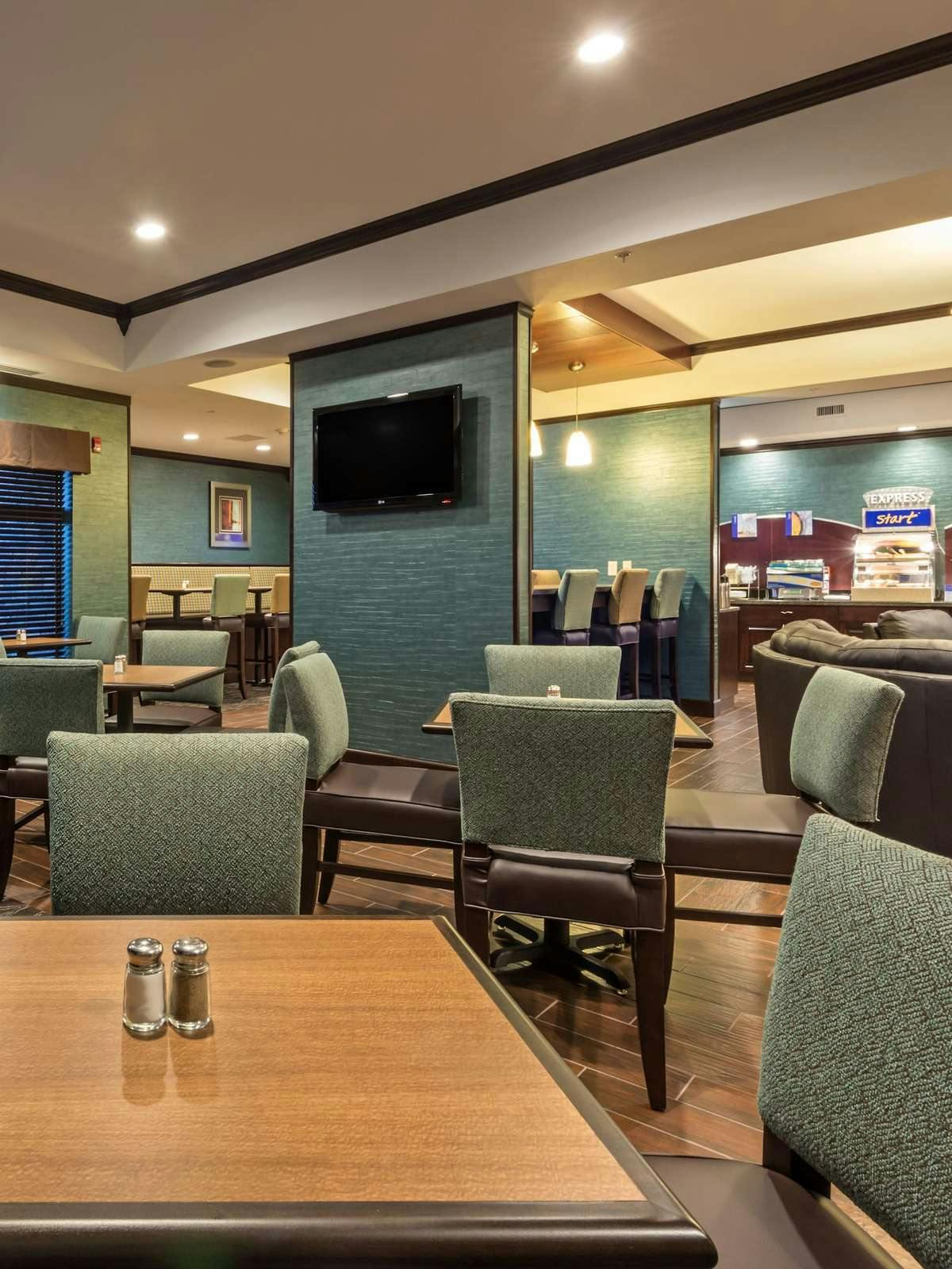 Hotel Holiday Inn Express Hotel & Suites Butte photo 5