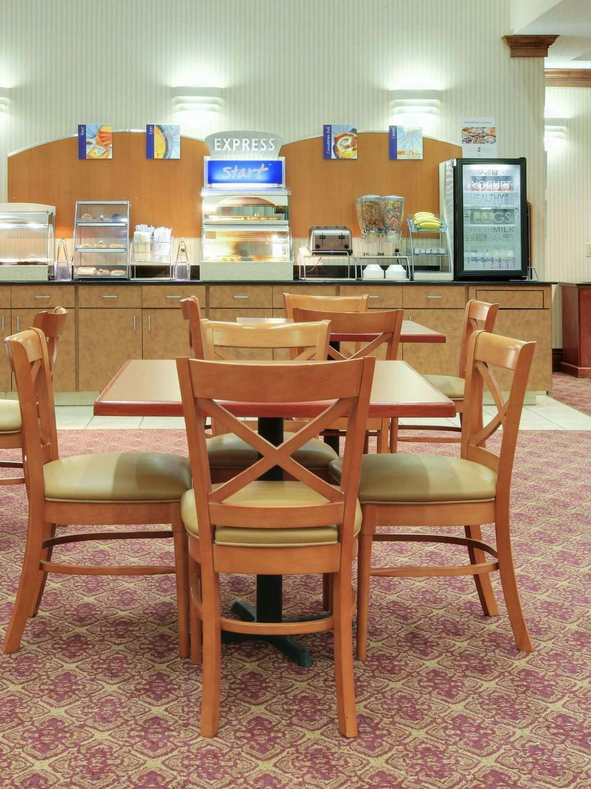 Hotel Holiday Inn Express Hotel & Suites Canton photo 5