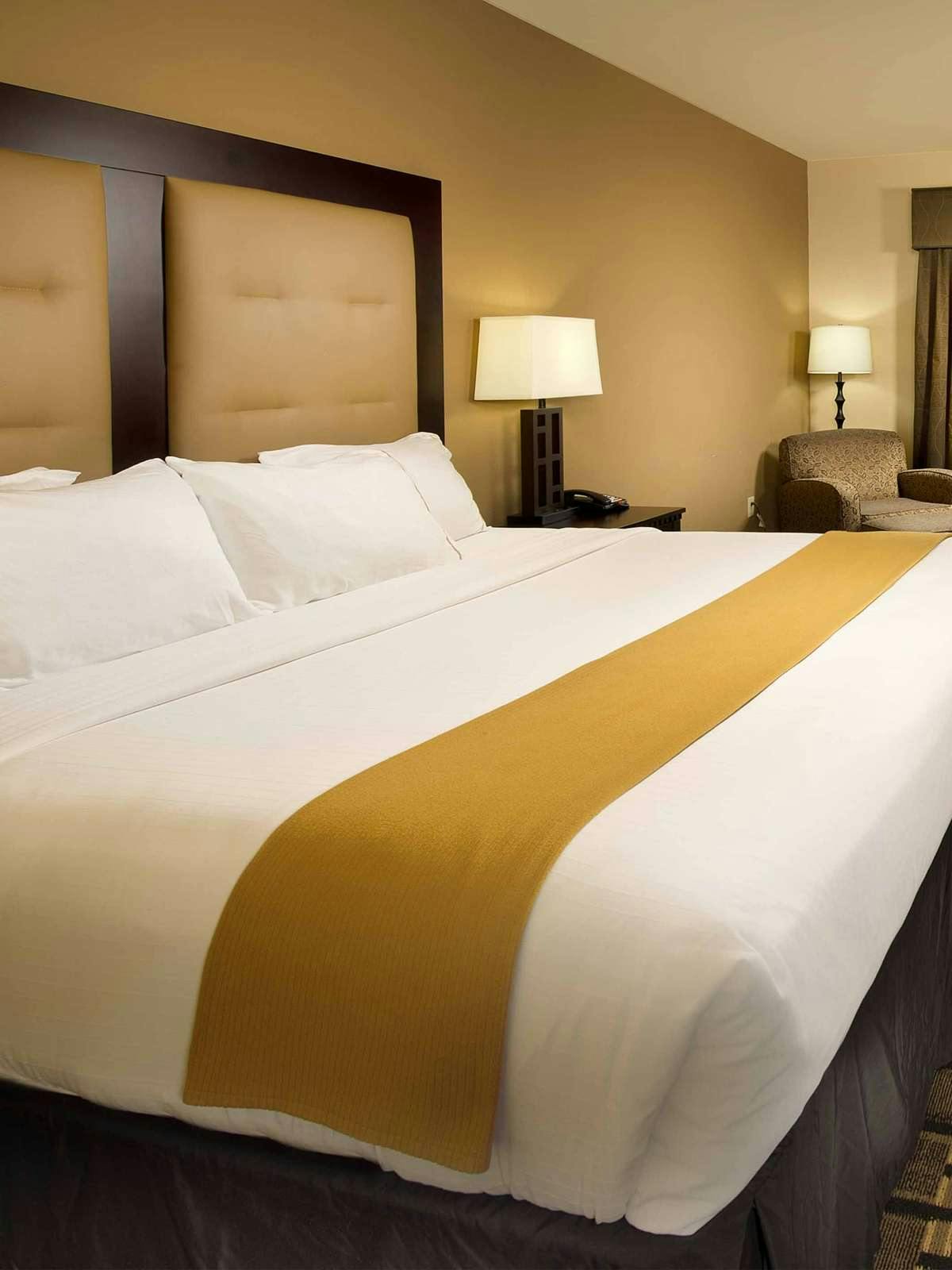 Hotel Holiday Inn Express Hotel & Suites Denton photo 1