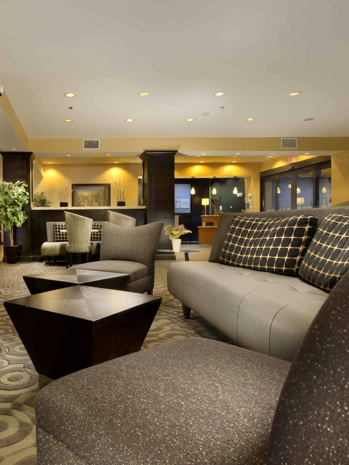 Hotel Holiday Inn Express Hotel & Suites Denton photo 4