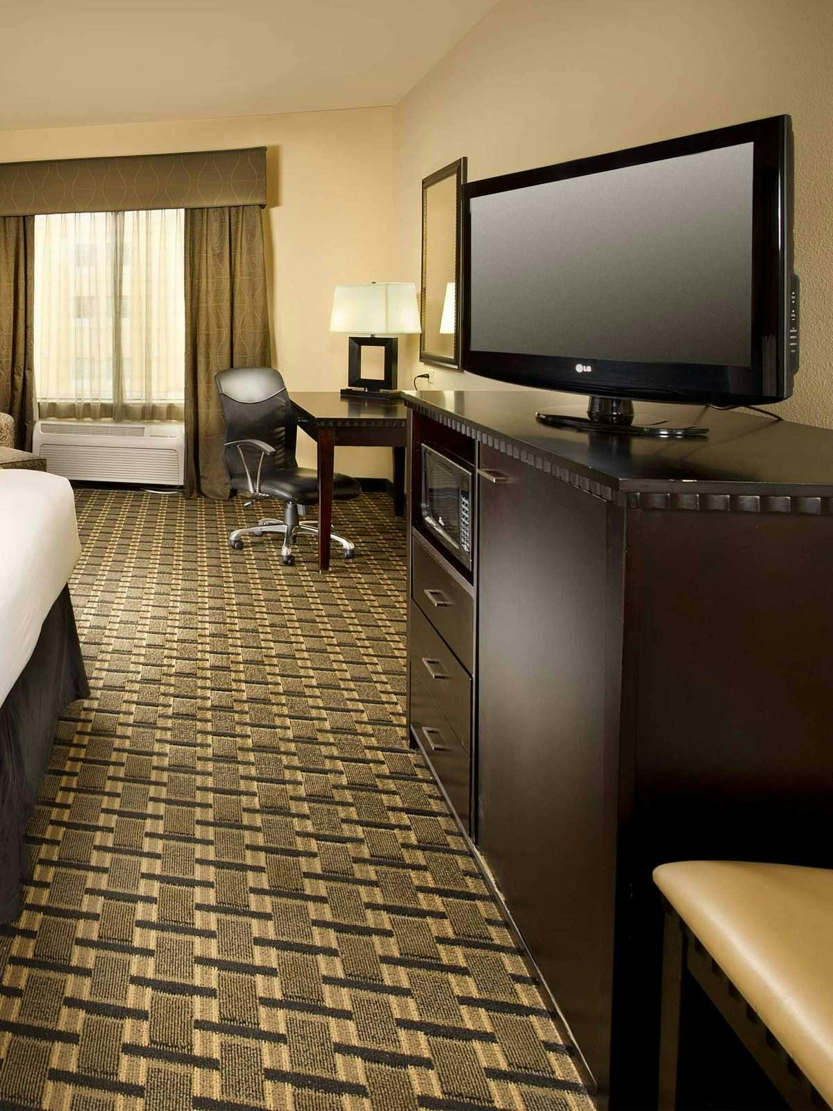 Hotel Holiday Inn Express Hotel & Suites Denton photo 3