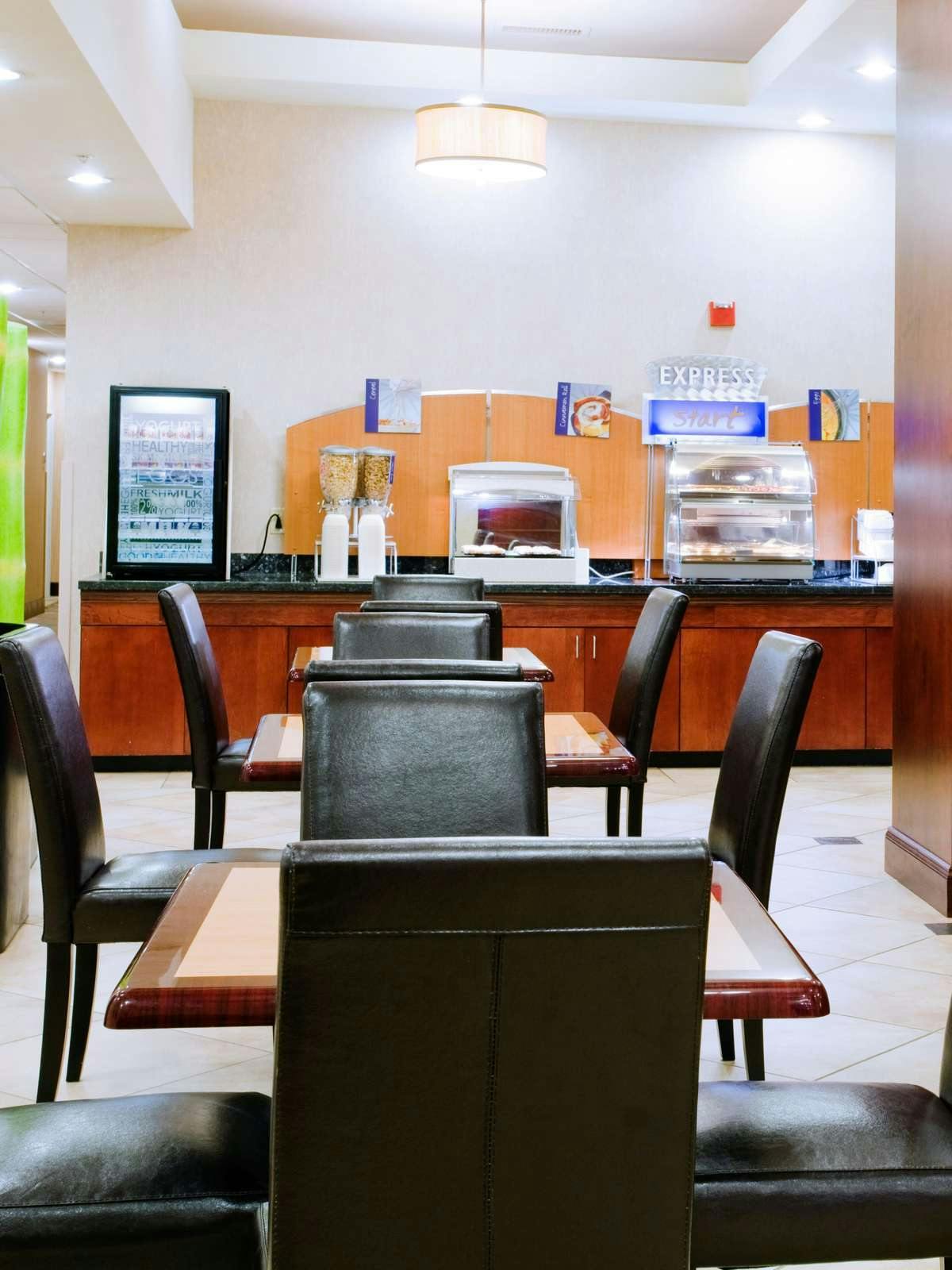 Hotel Holiday Inn Express Hotel & Suites Charlotte Arrowood photo 5