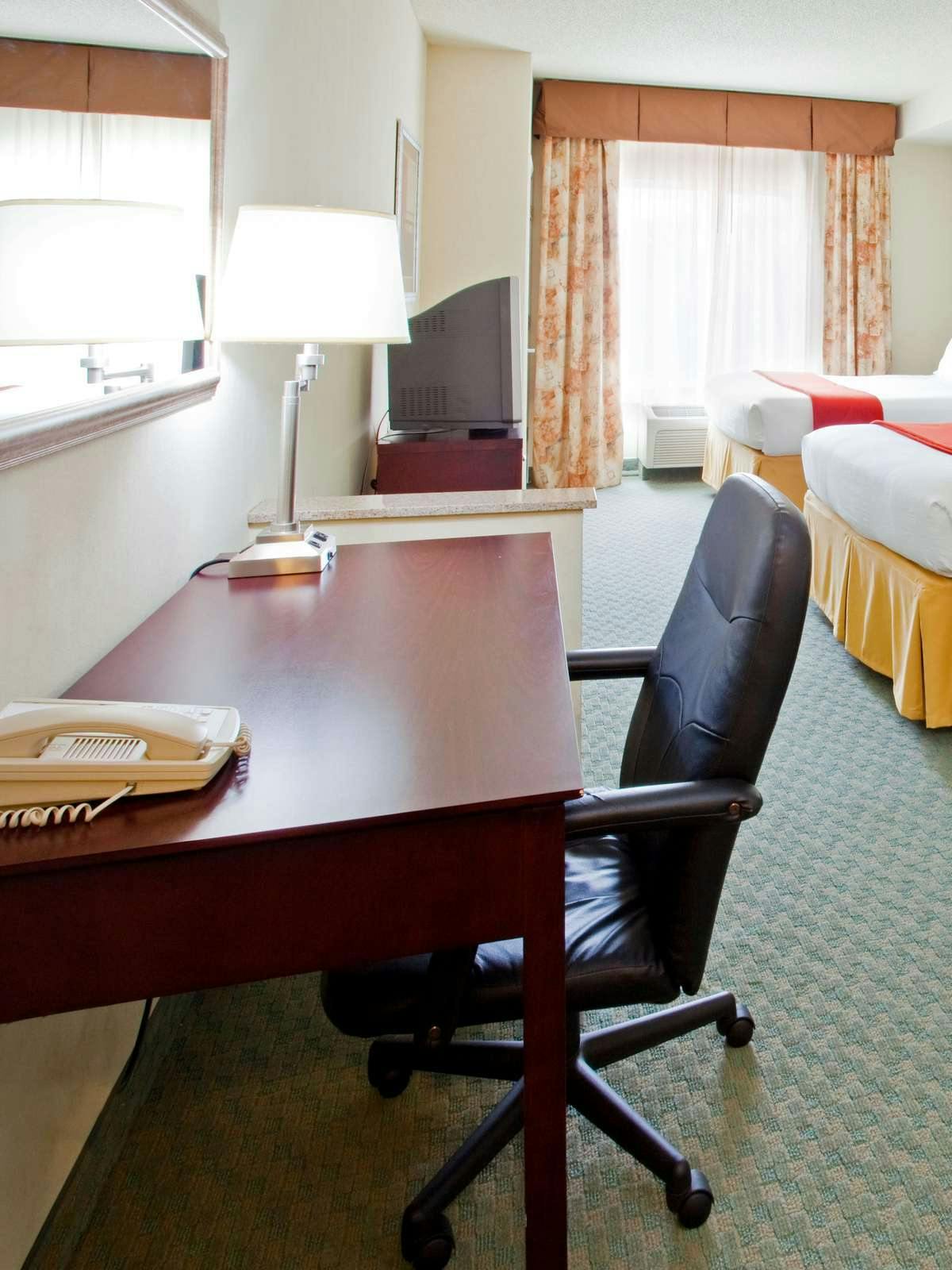 Hotel Holiday Inn Express Hotel & Suites Charlotte Arrowood photo 2