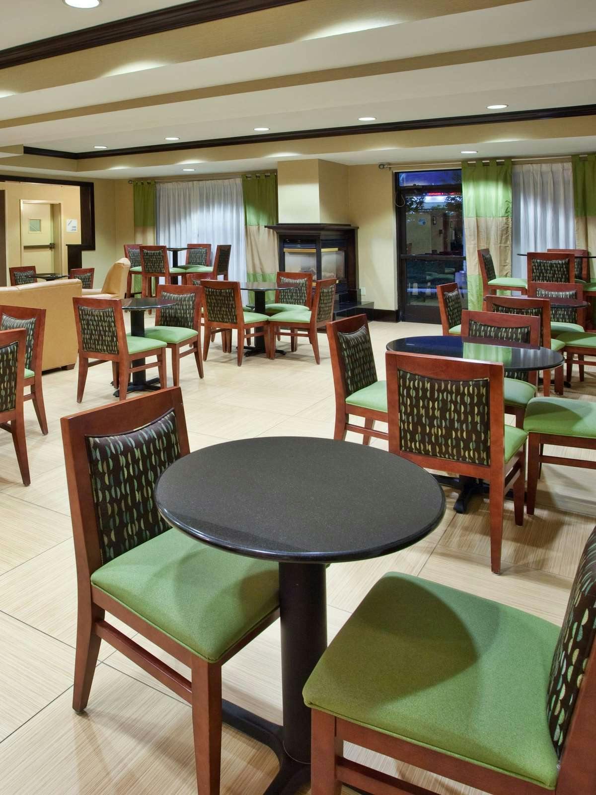 Hotel Holiday Inn Express Hotel & Suites Charlotte I-85 photo 4