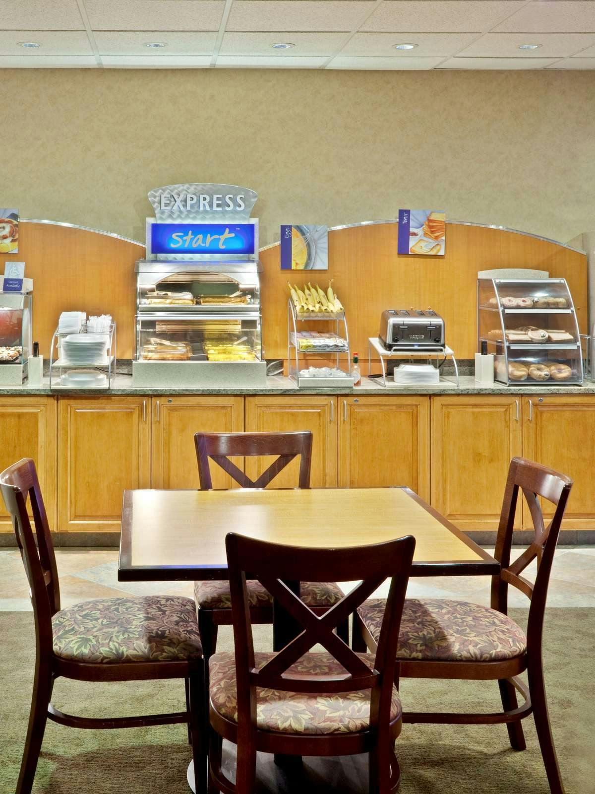 Hotel Holiday Inn Express Hotel & Suites Cheney photo 5