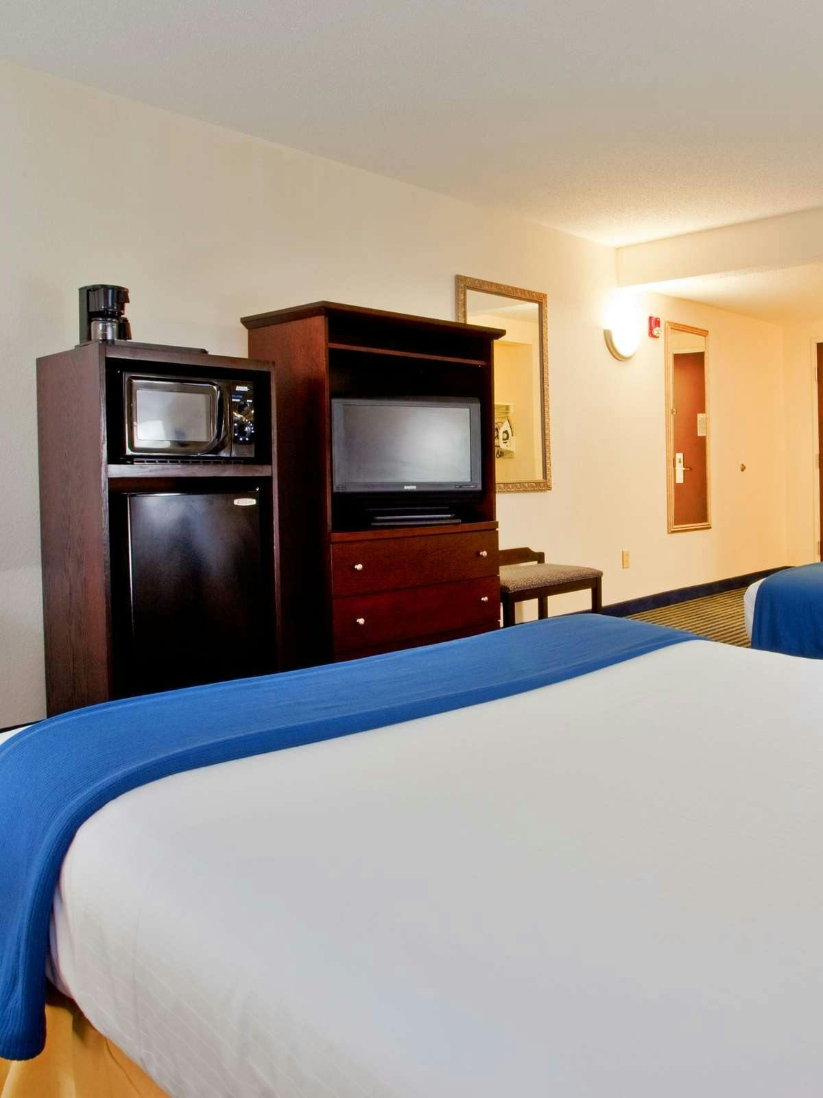 Hotel Holiday Inn Express Hotel & Suites Chesapeake photo 3