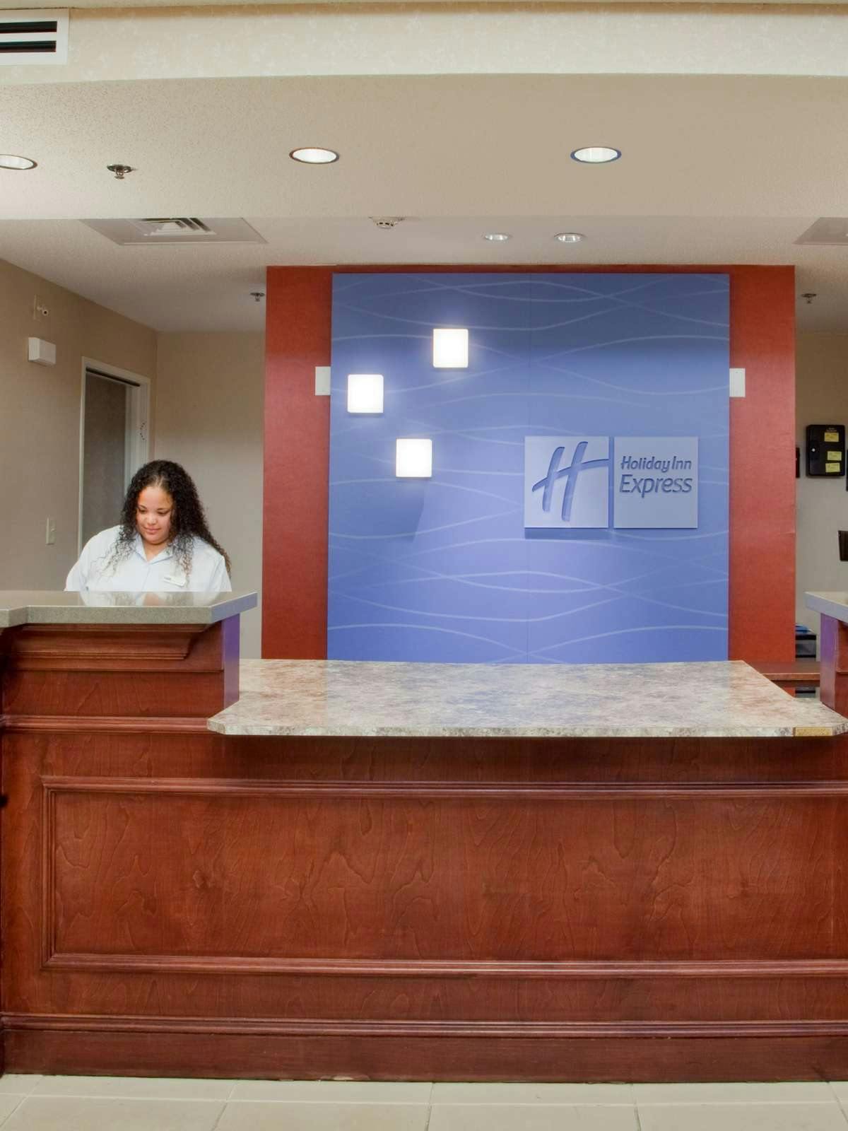 Hotel Holiday Inn Express Hotel & Suites Chesapeake photo 5