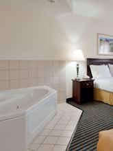 Hotel Holiday Inn Express Hotel & Suites Chesapeake photo 2