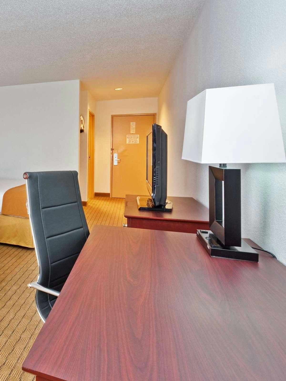 Hotel Holiday Inn Express Hotel & Suites Chicago Algonquin photo 3