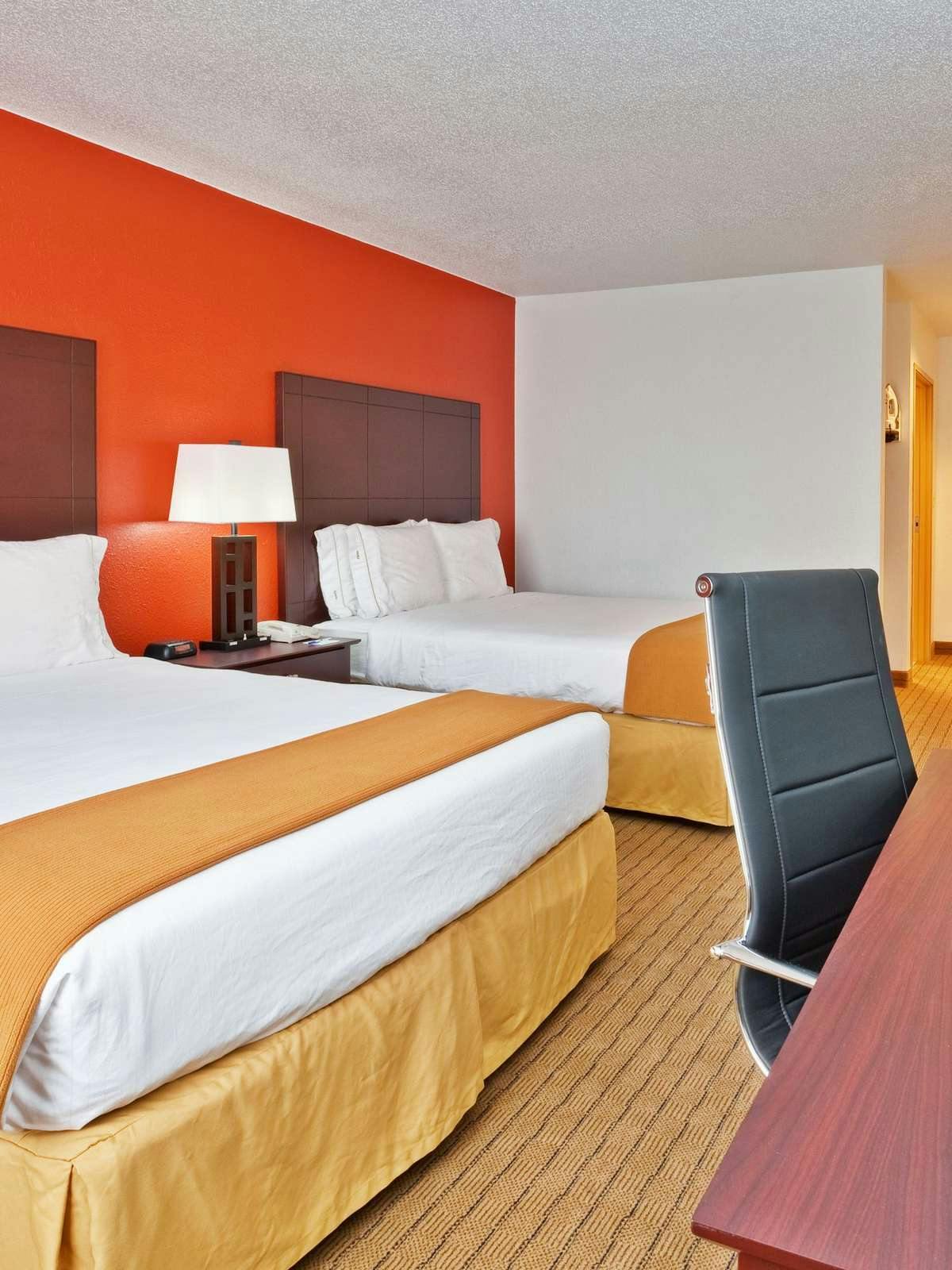 Hotel Holiday Inn Express Hotel & Suites Chicago Algonquin photo 1