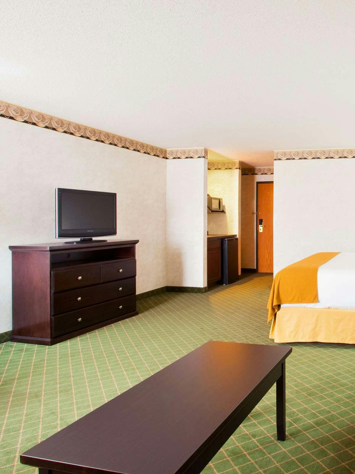 Hotel Holiday Inn Express Hotel & Suites Chicago Libertyville photo 3