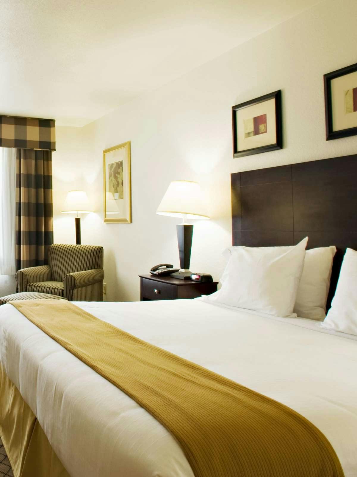 Hotel Holiday Inn Express Hotel & Suites Childress photo 1