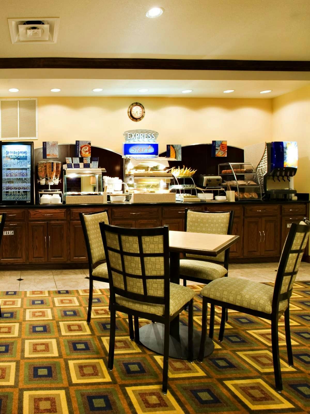 Hotel Holiday Inn Express Hotel & Suites Childress photo 4