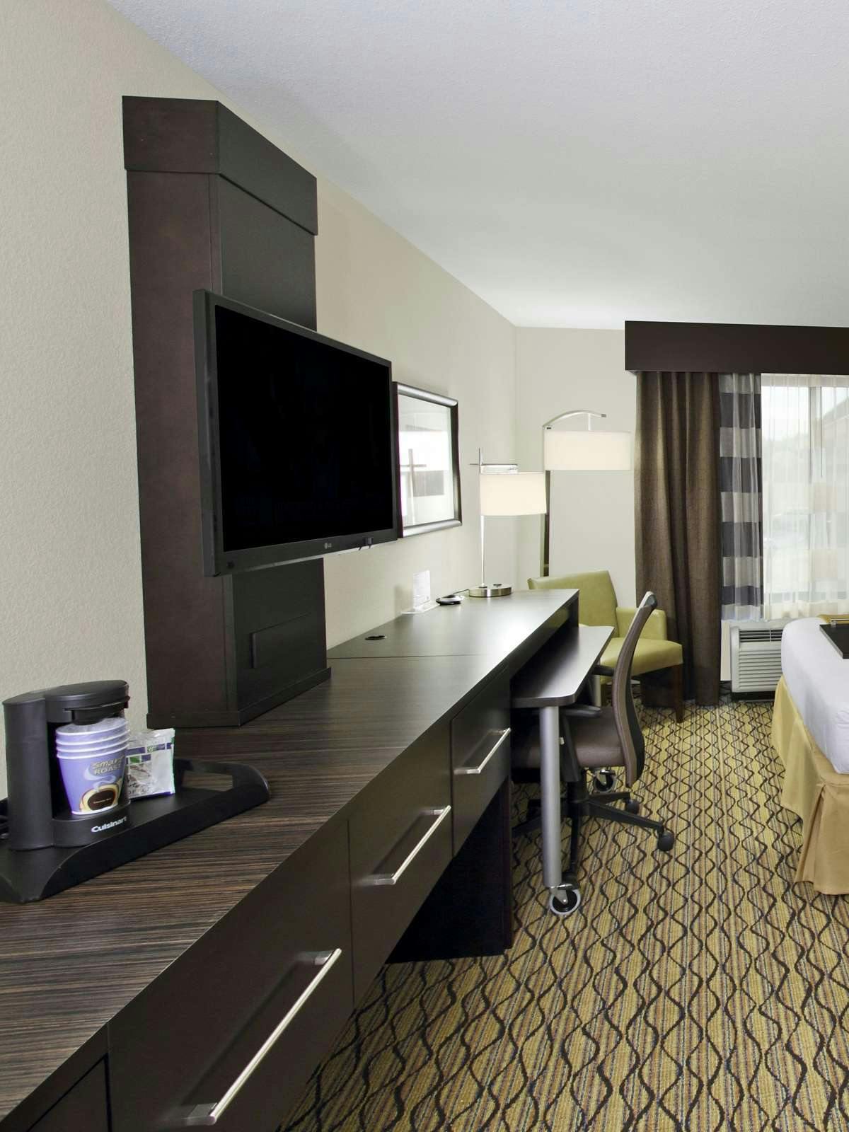 Hotel Holiday Inn Express Hotel & Suites Colorado Springs First & Main photo 2