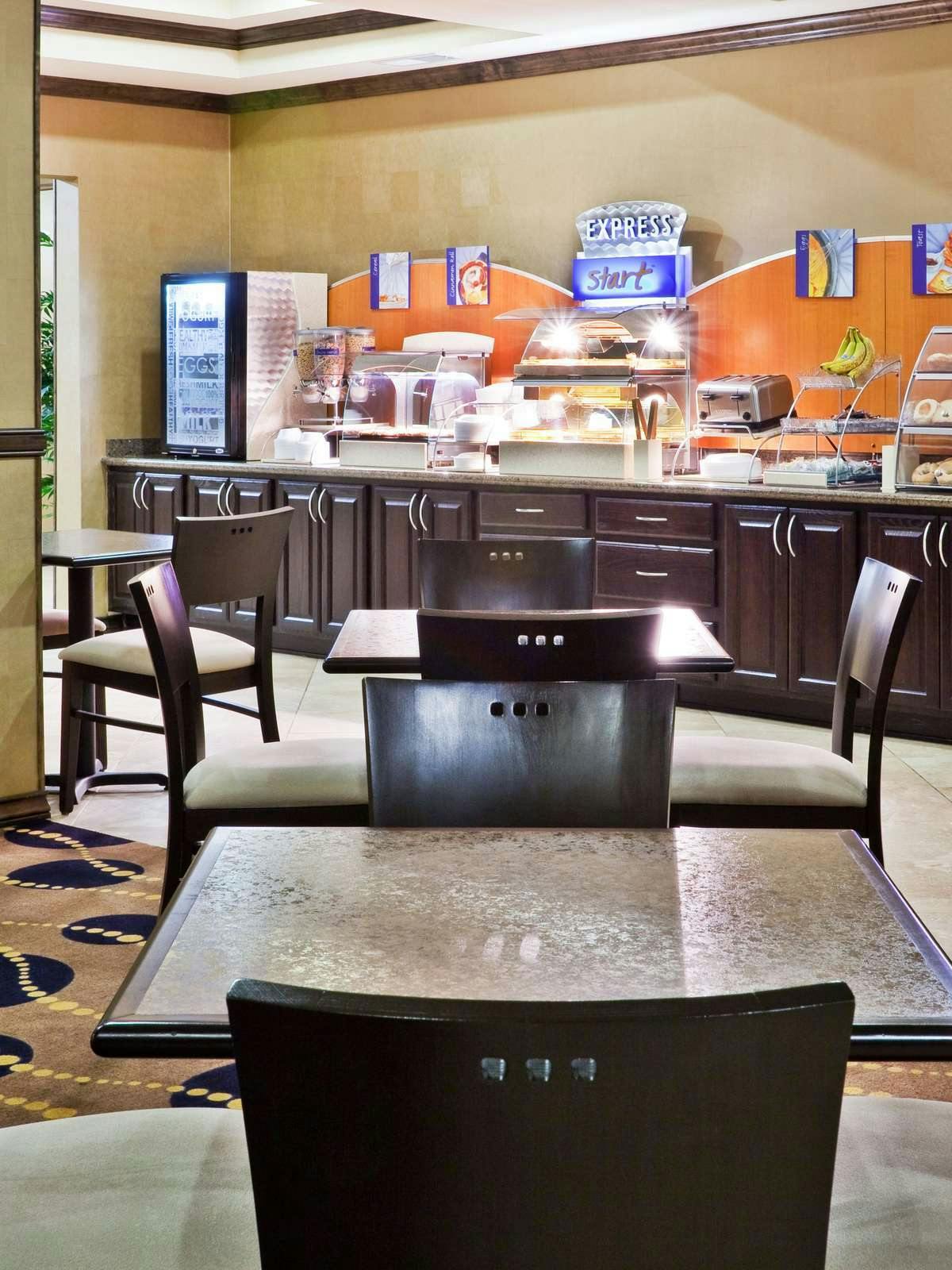 Hotel Holiday Inn Express Hotel & Suites Clovis photo 5