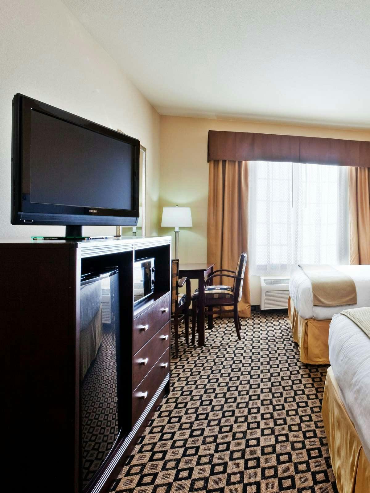 Hotel Holiday Inn Express Hotel & Suites Clovis photo 2