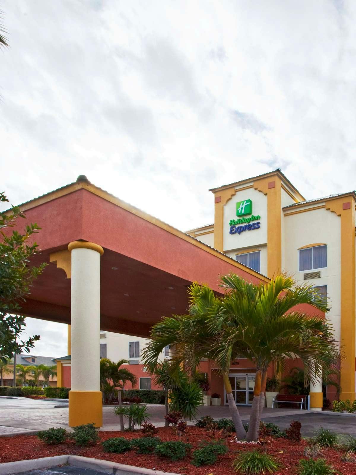 Hotel Holiday Inn Express Hotel & Suites Cocoa Beach photo 3