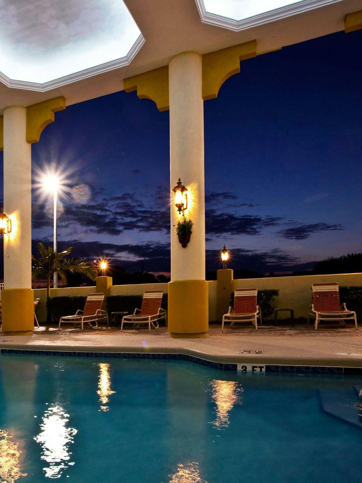 Hotel Holiday Inn Express Hotel & Suites Cocoa Beach photo 2