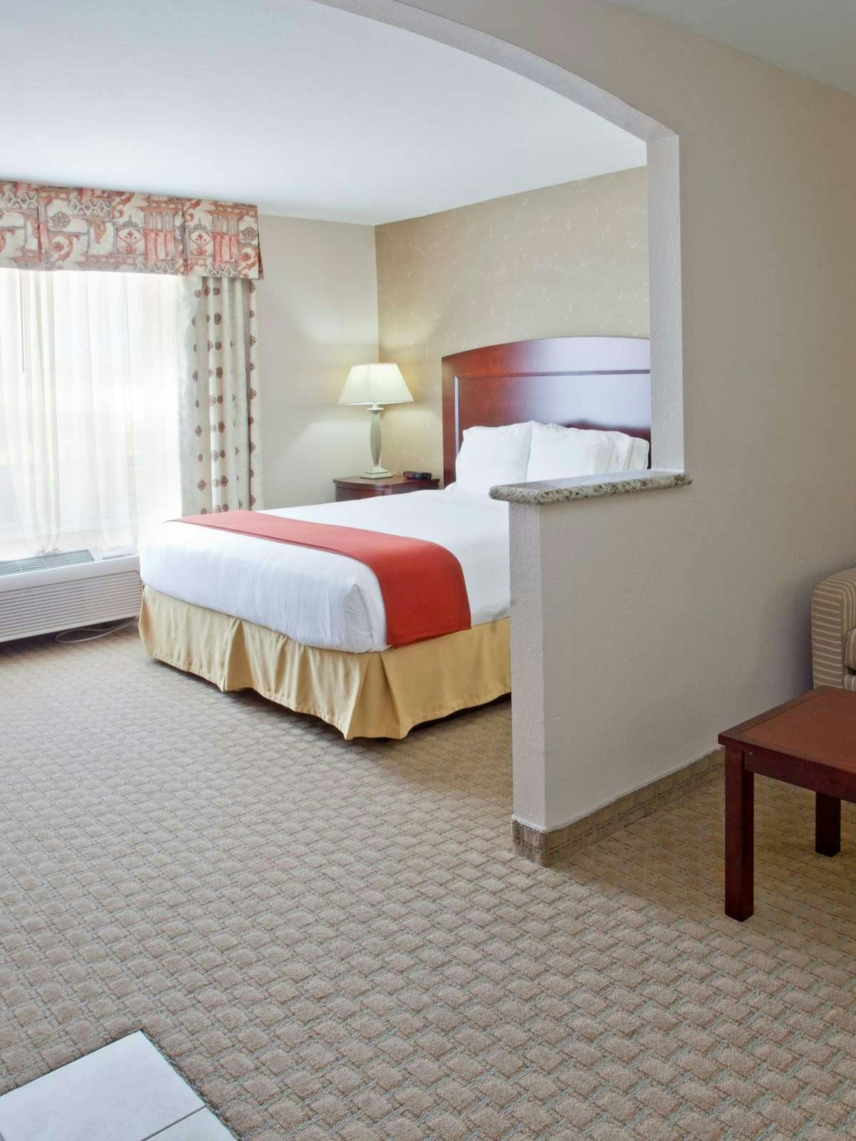 Hotel Holiday Inn Express Hotel & Suites College Station photo 1