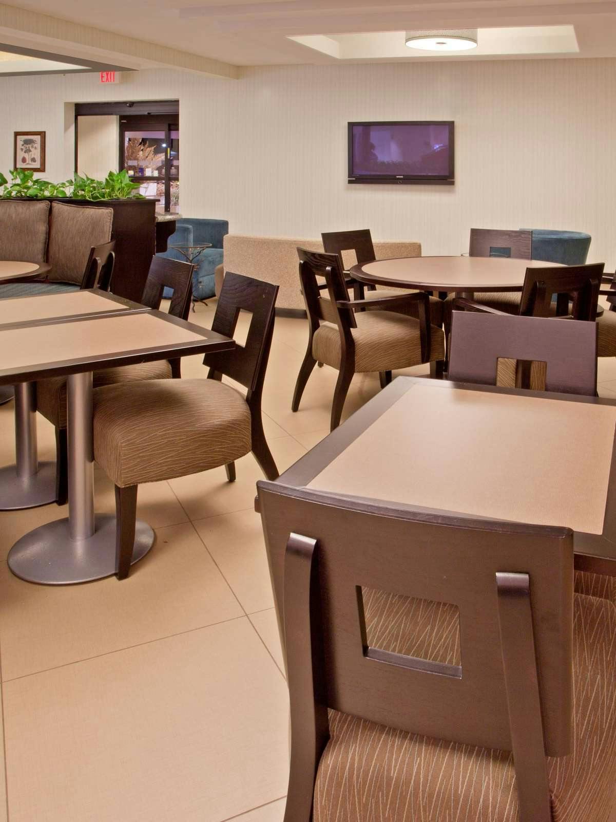 Hotel Holiday Inn Express Hotel & Suites College Station photo 5