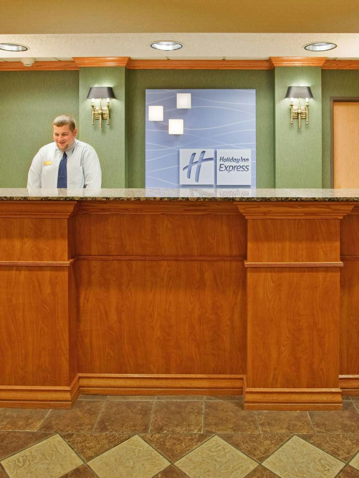 Hotel Holiday Inn Express Hotel & Suites Columbus photo 4