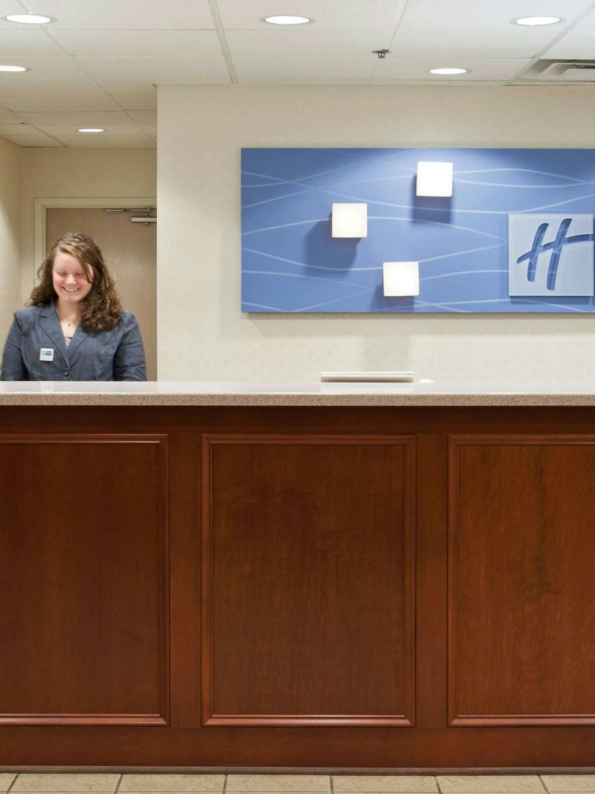 Hotel Holiday Inn Express Hotel & Suites Columbus I-71 photo 5