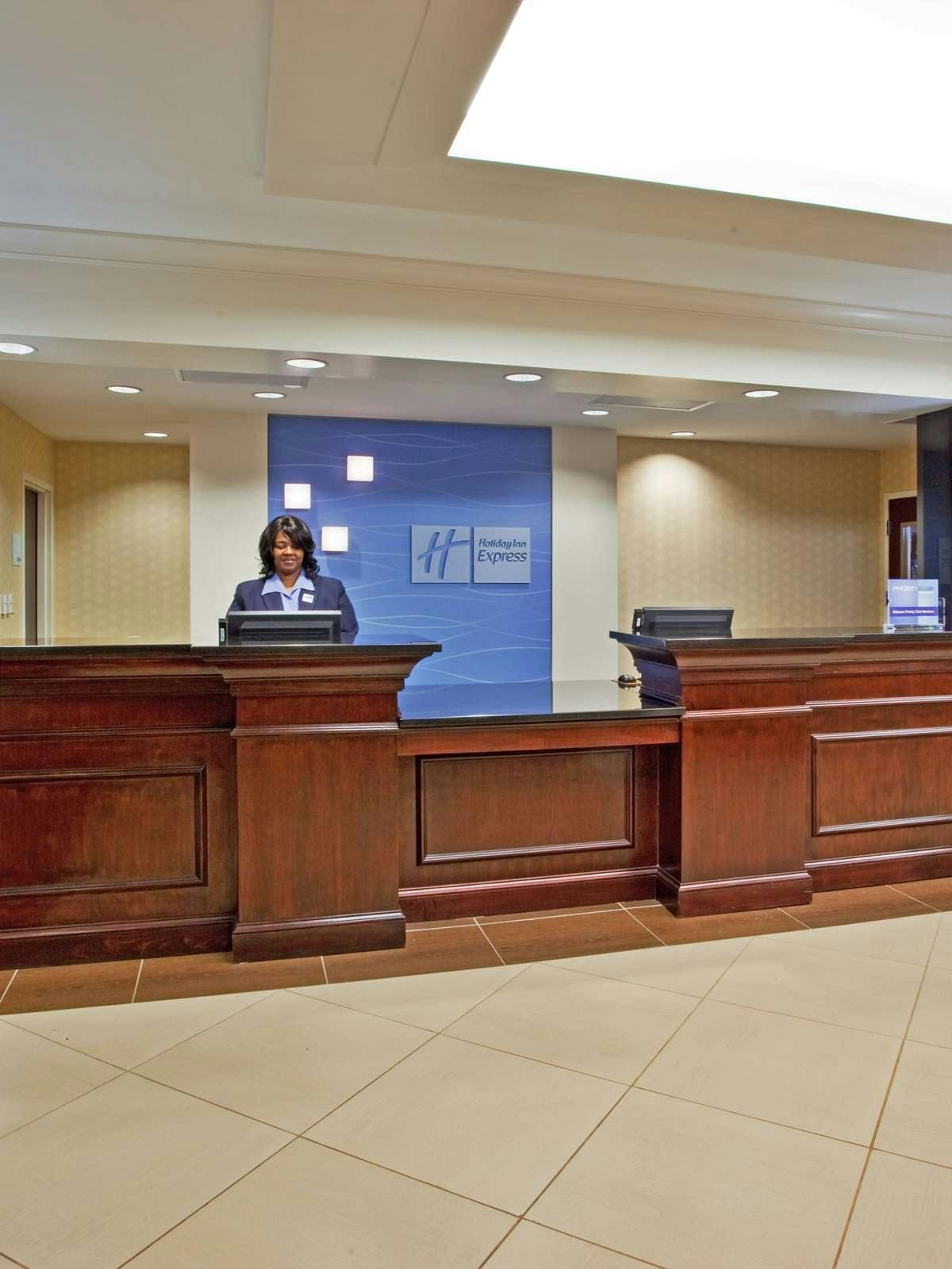Hotel Holiday Inn Express Hotel & Suites Columbus photo 4