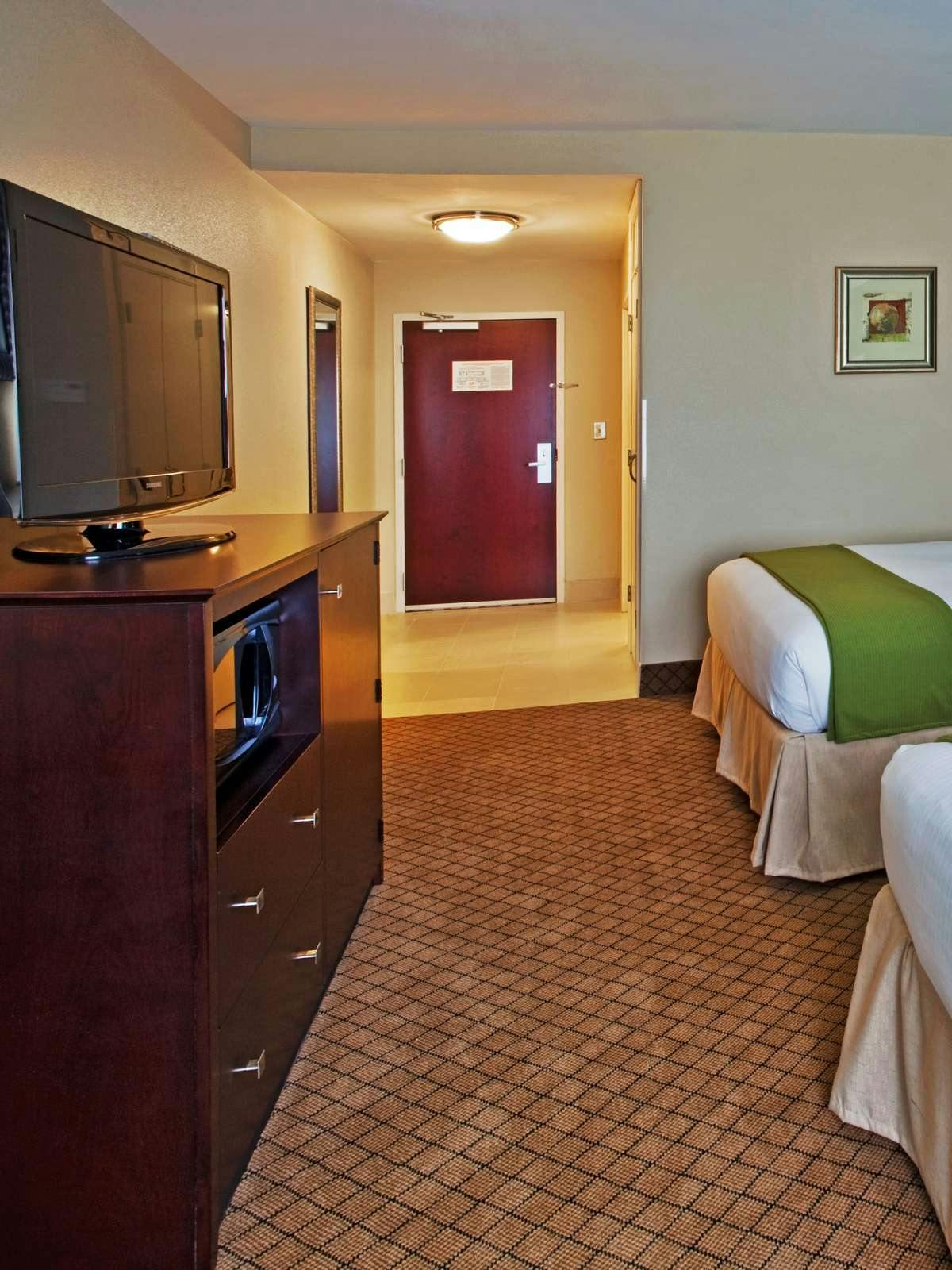 Hotel Holiday Inn Express Hotel & Suites Columbus photo 3