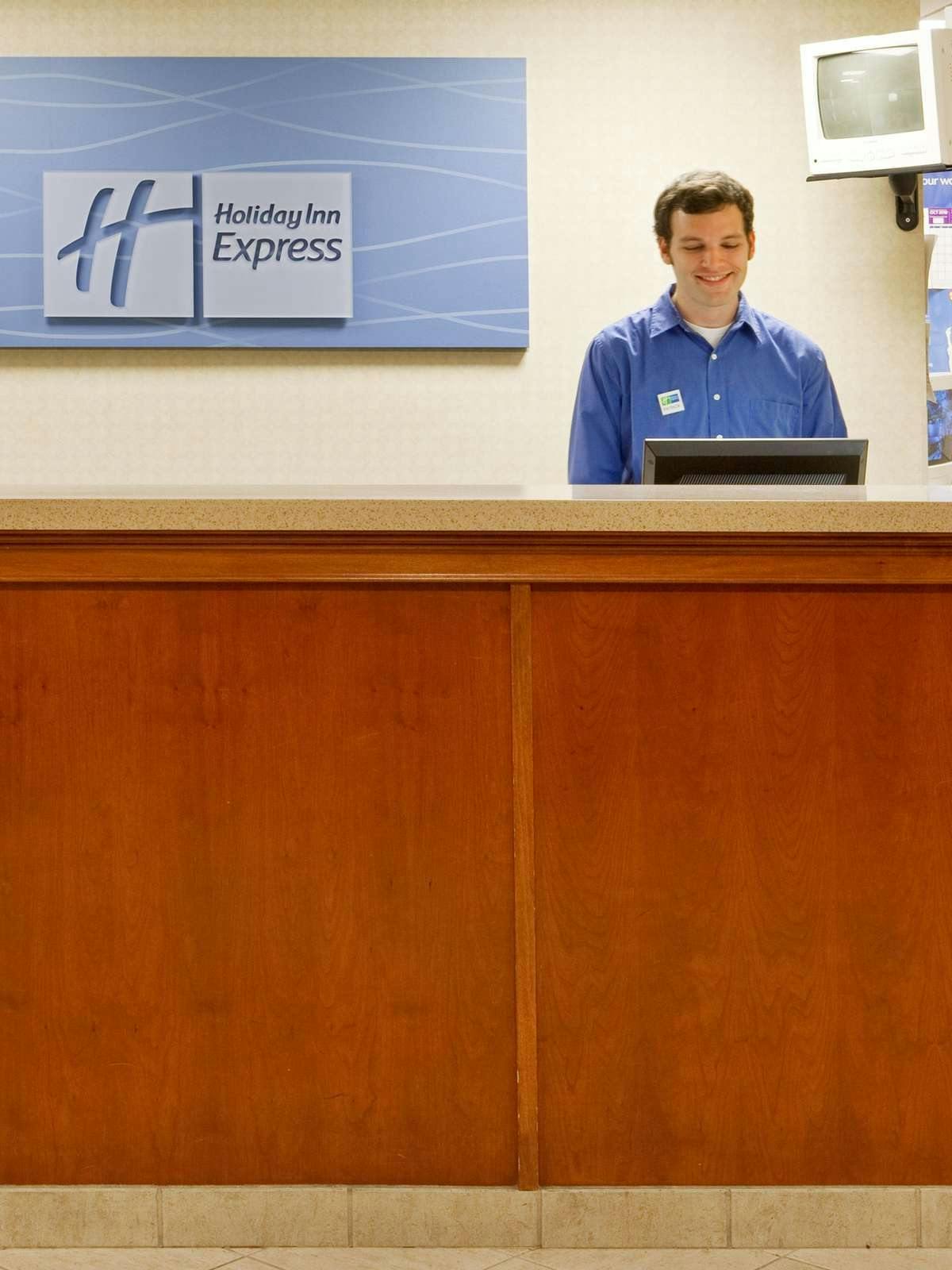 Hotel Holiday Inn Express Hotel & Suites Columbus Airport photo 4