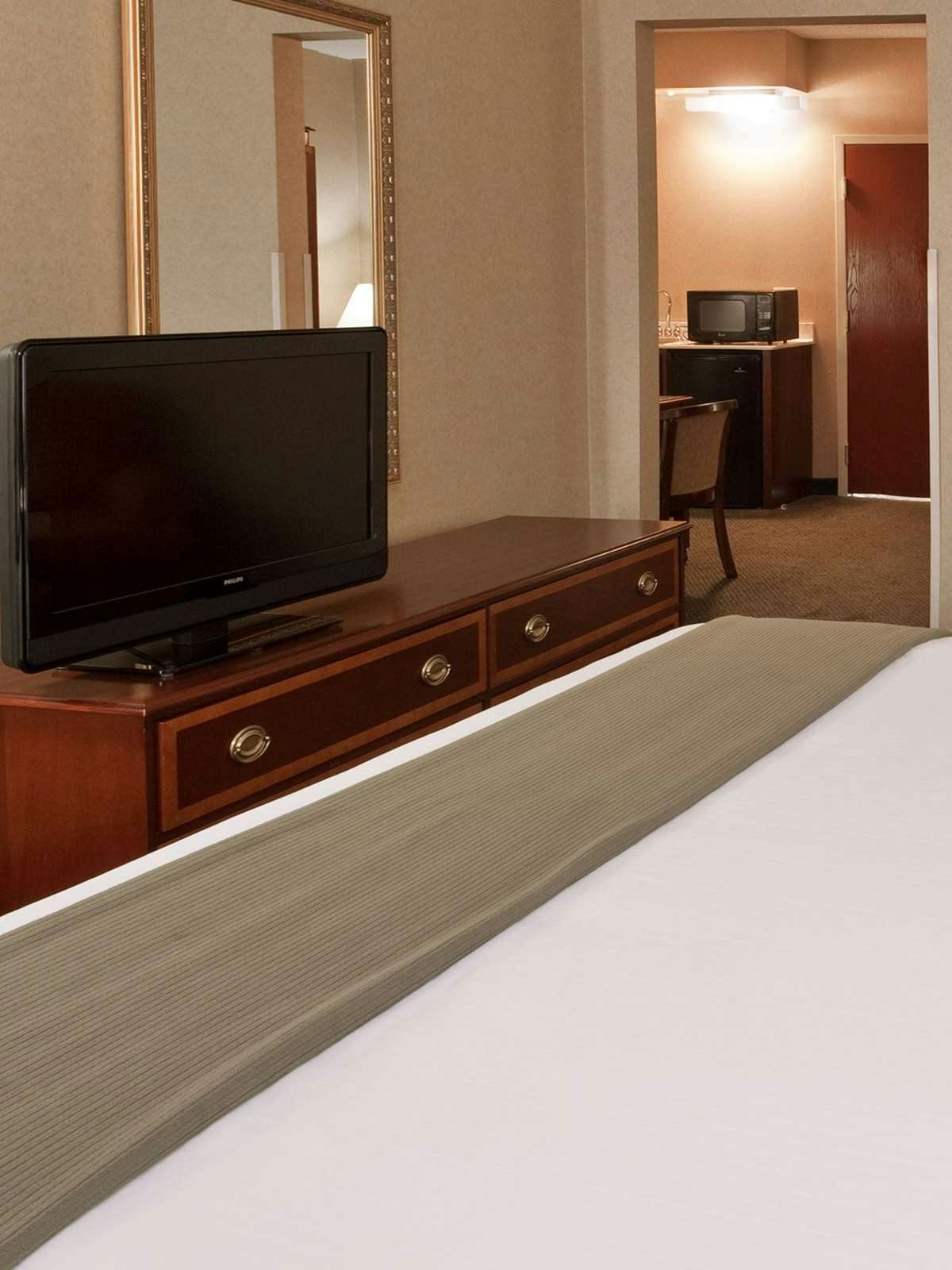 Hotel Holiday Inn Express Hotel & Suites Columbus Airport photo 2