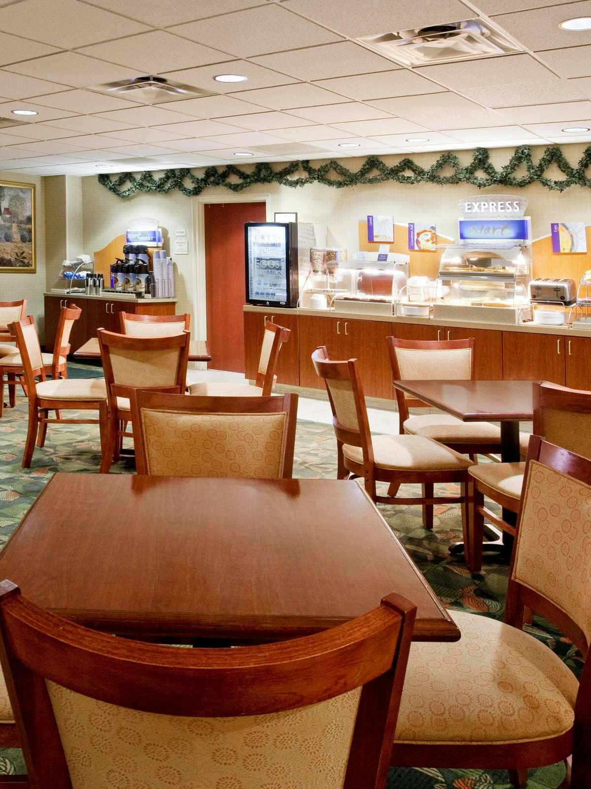 Hotel Holiday Inn Express Hotel & Suites Columbus Airport photo 5