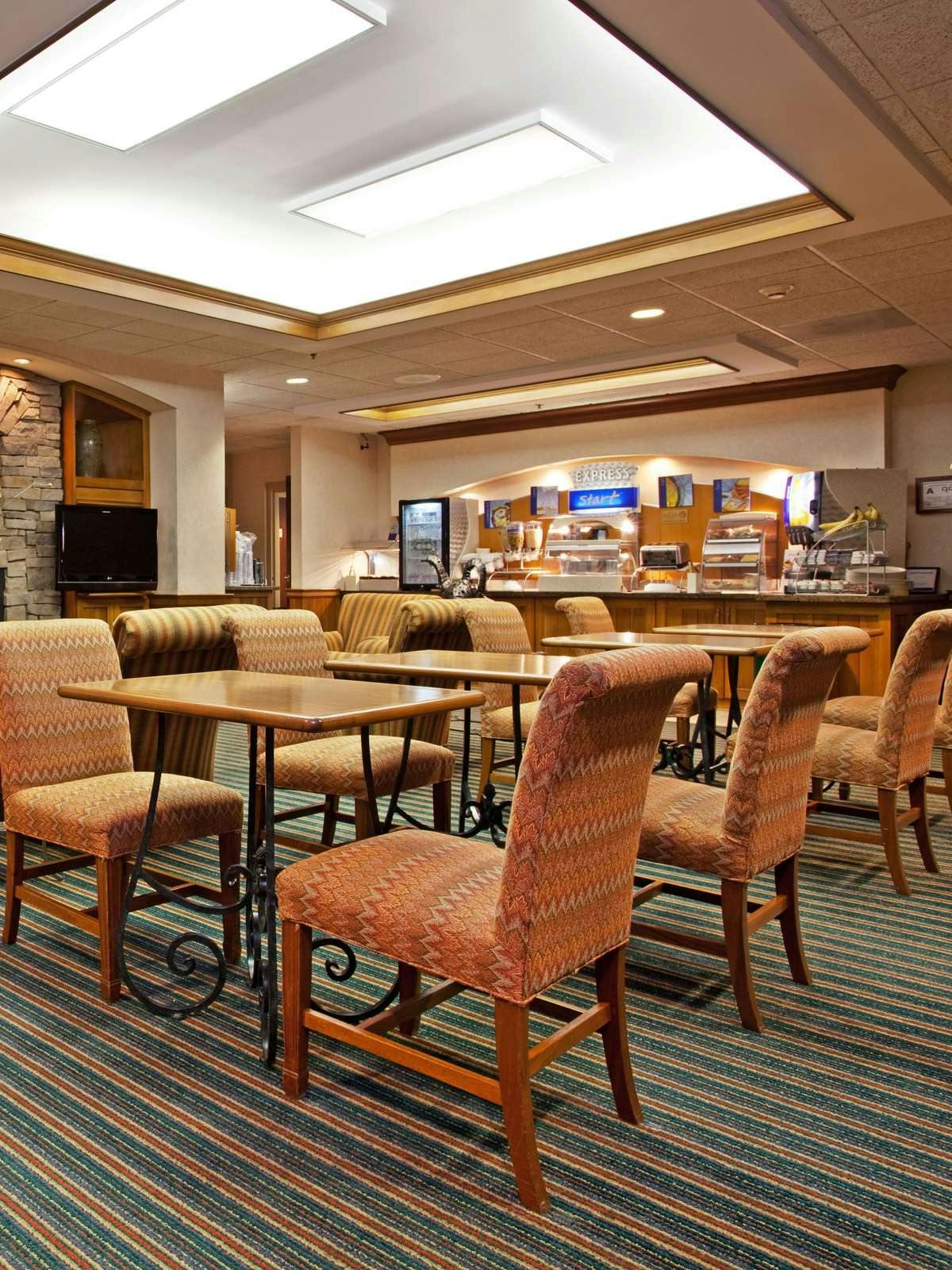 Hotel Holiday Inn Express Hotel & Suites Conover photo 4