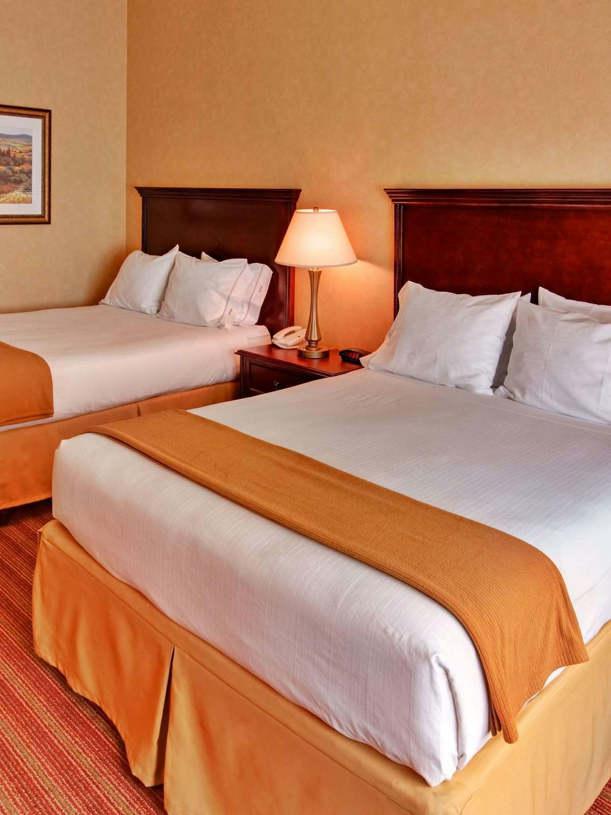 Hotel Holiday Inn Express Hotel & Suites Corona photo 1