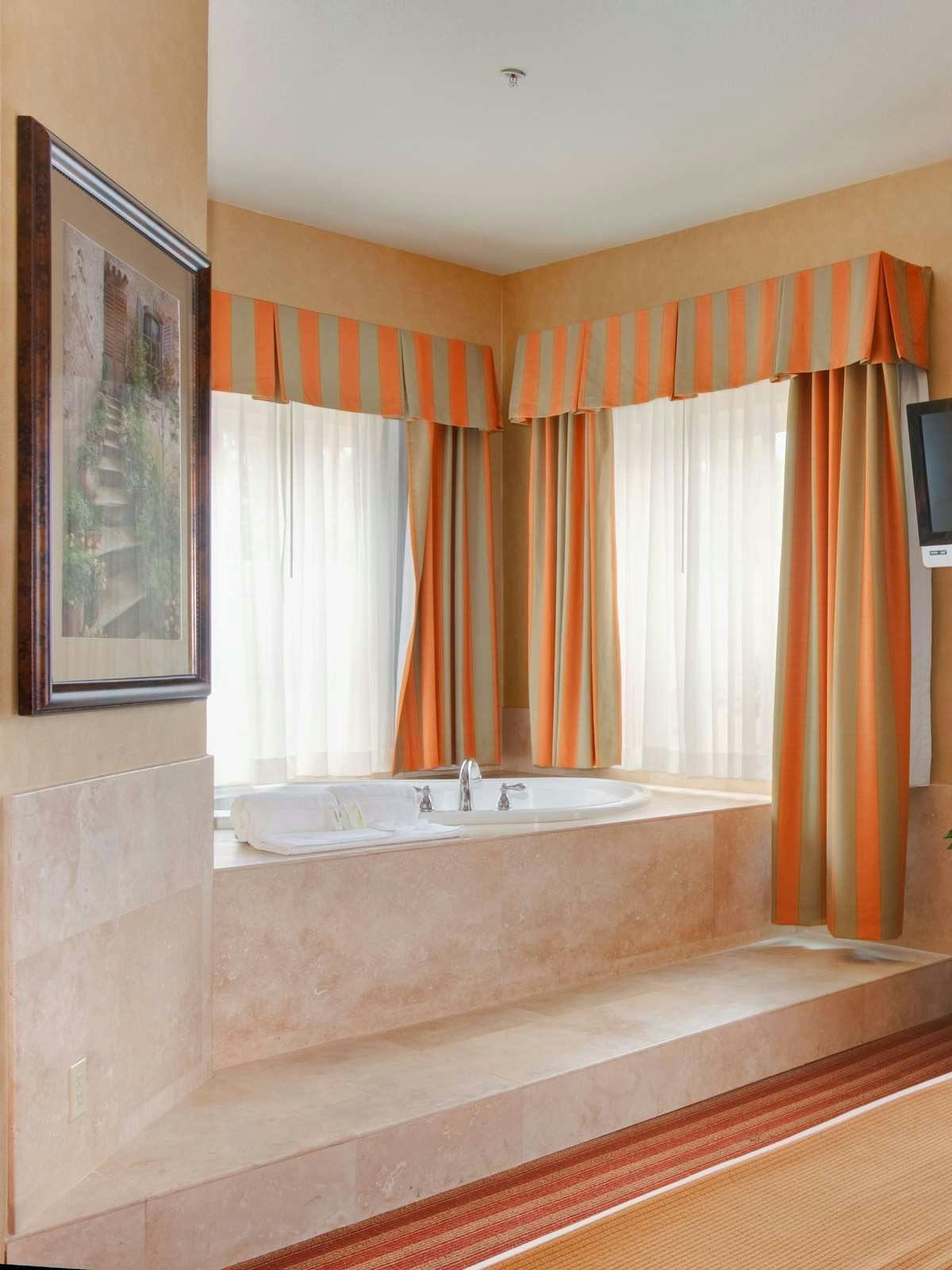 Hotel Holiday Inn Express Hotel & Suites Corona photo 3