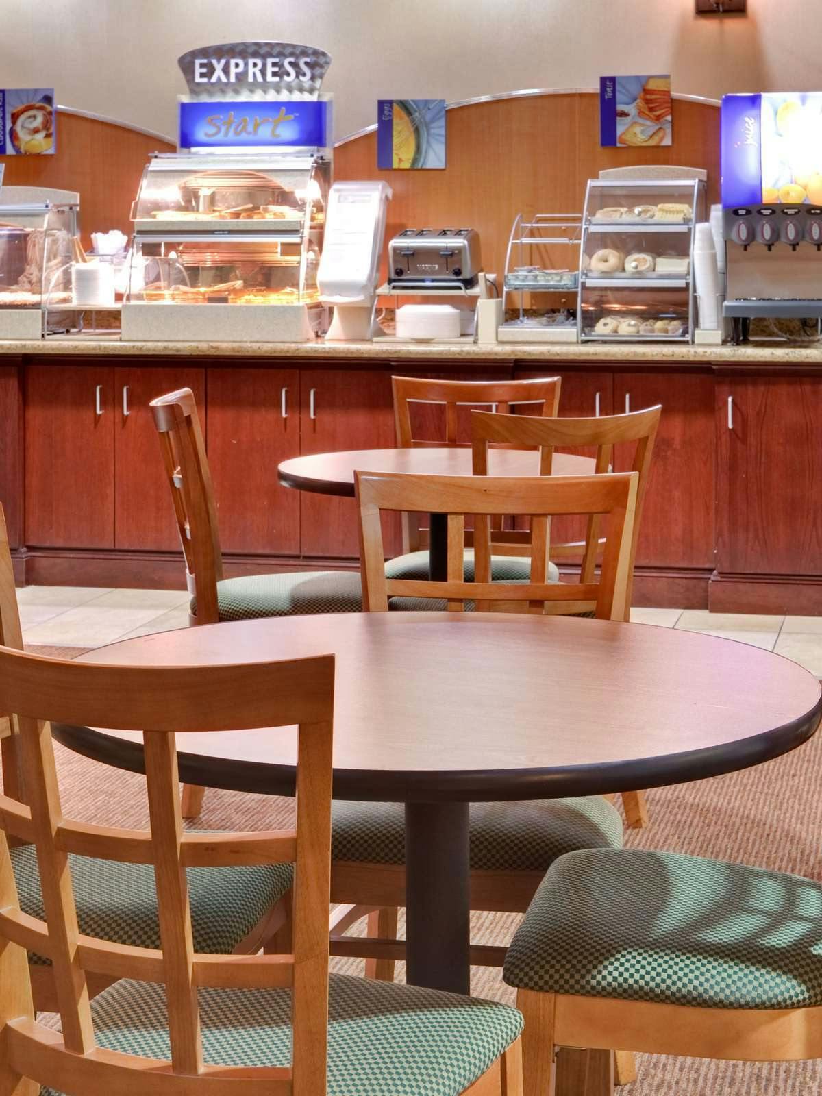 Hotel Holiday Inn Express Hotel & Suites Corona photo 5