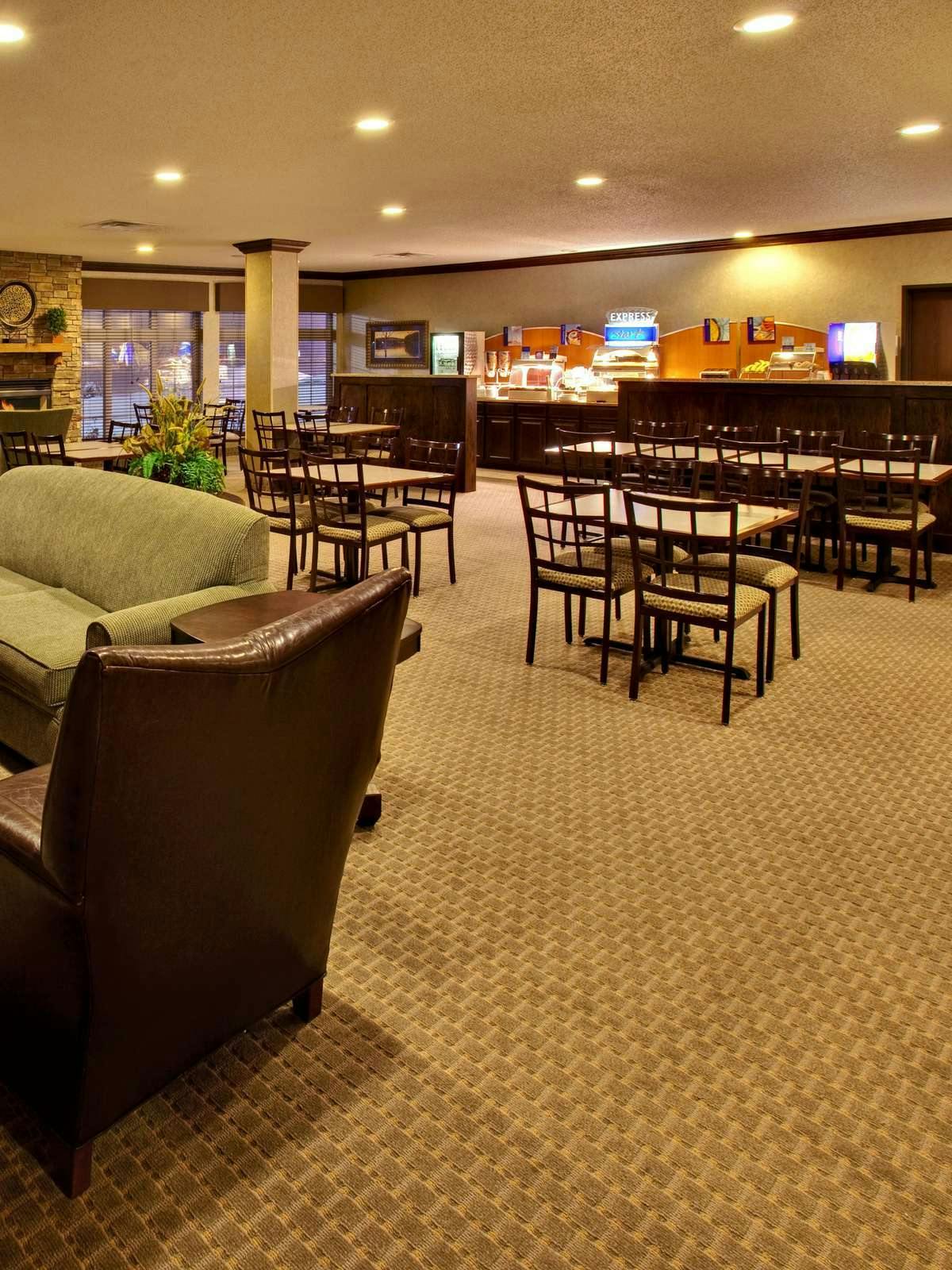 Hotel Holiday Inn Express Hotel & Suites Council Bluffs Convention Center photo 4