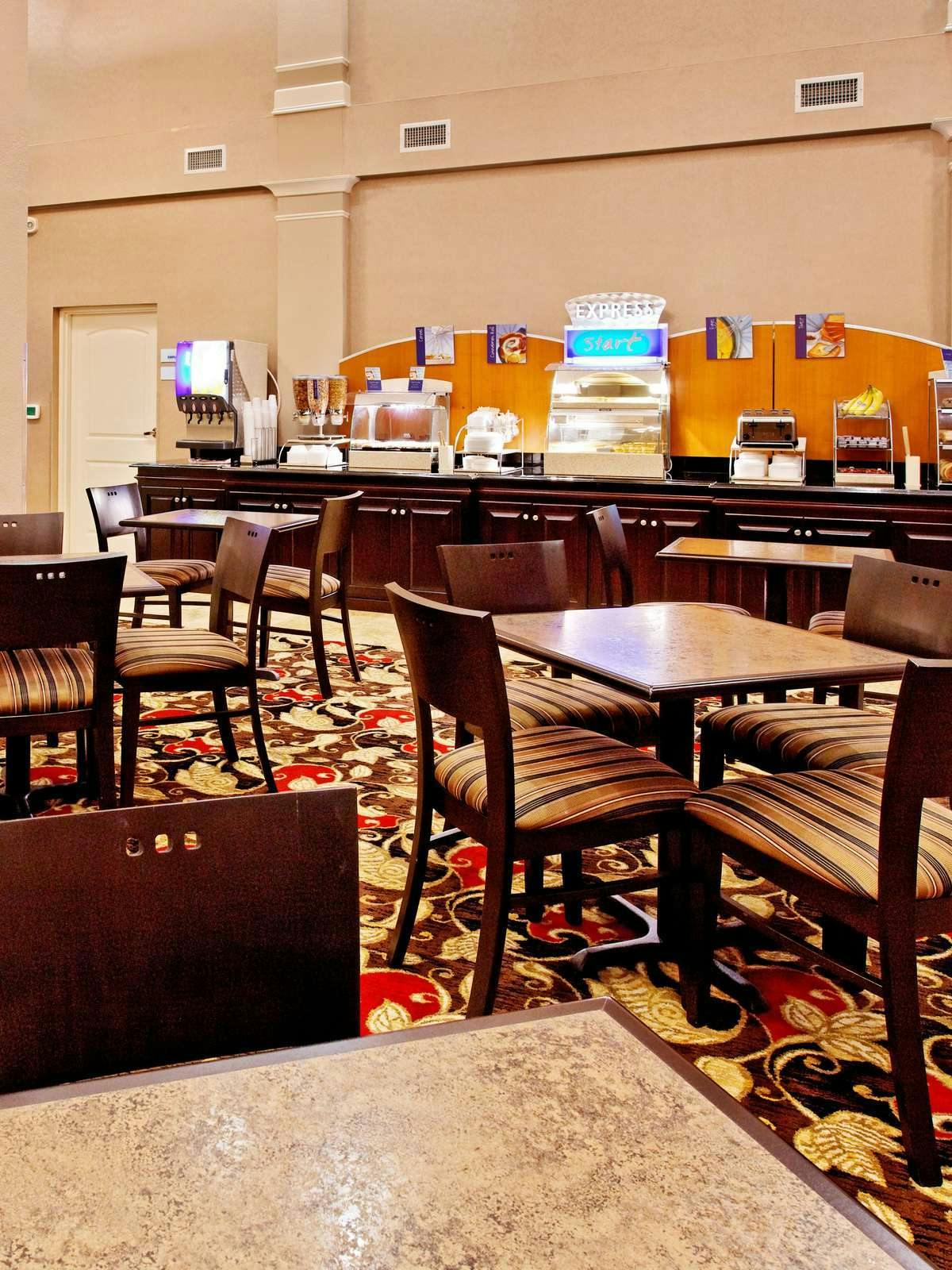 Hotel Holiday Inn Express Hotel & Suites Crestview South I 10 photo 5