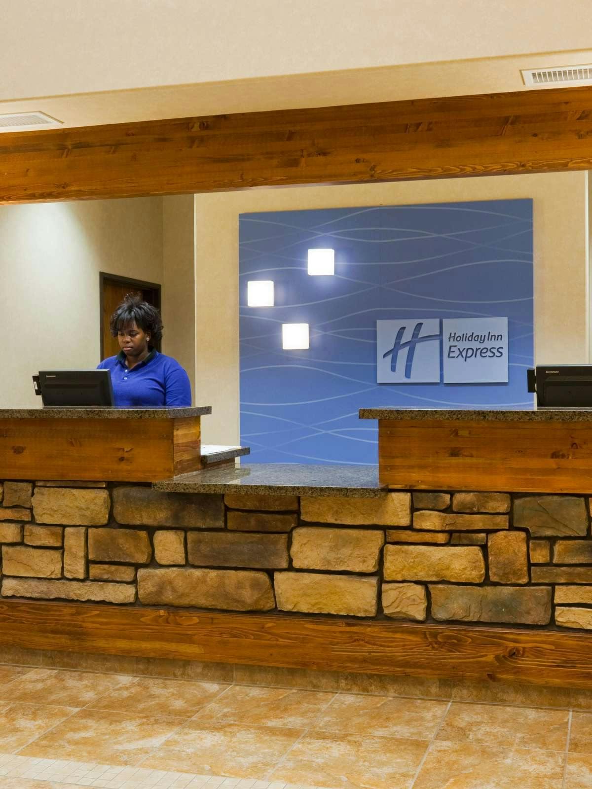 Hotel Holiday Inn Express Hotel & Suites Custer photo 5