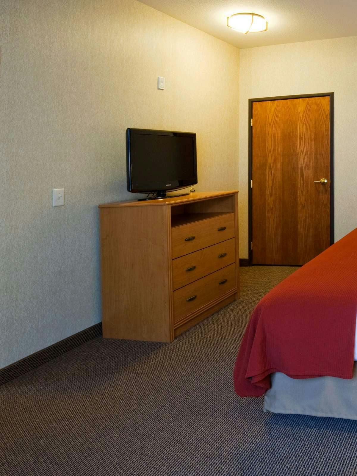 Hotel Holiday Inn Express Hotel & Suites Custer photo 2