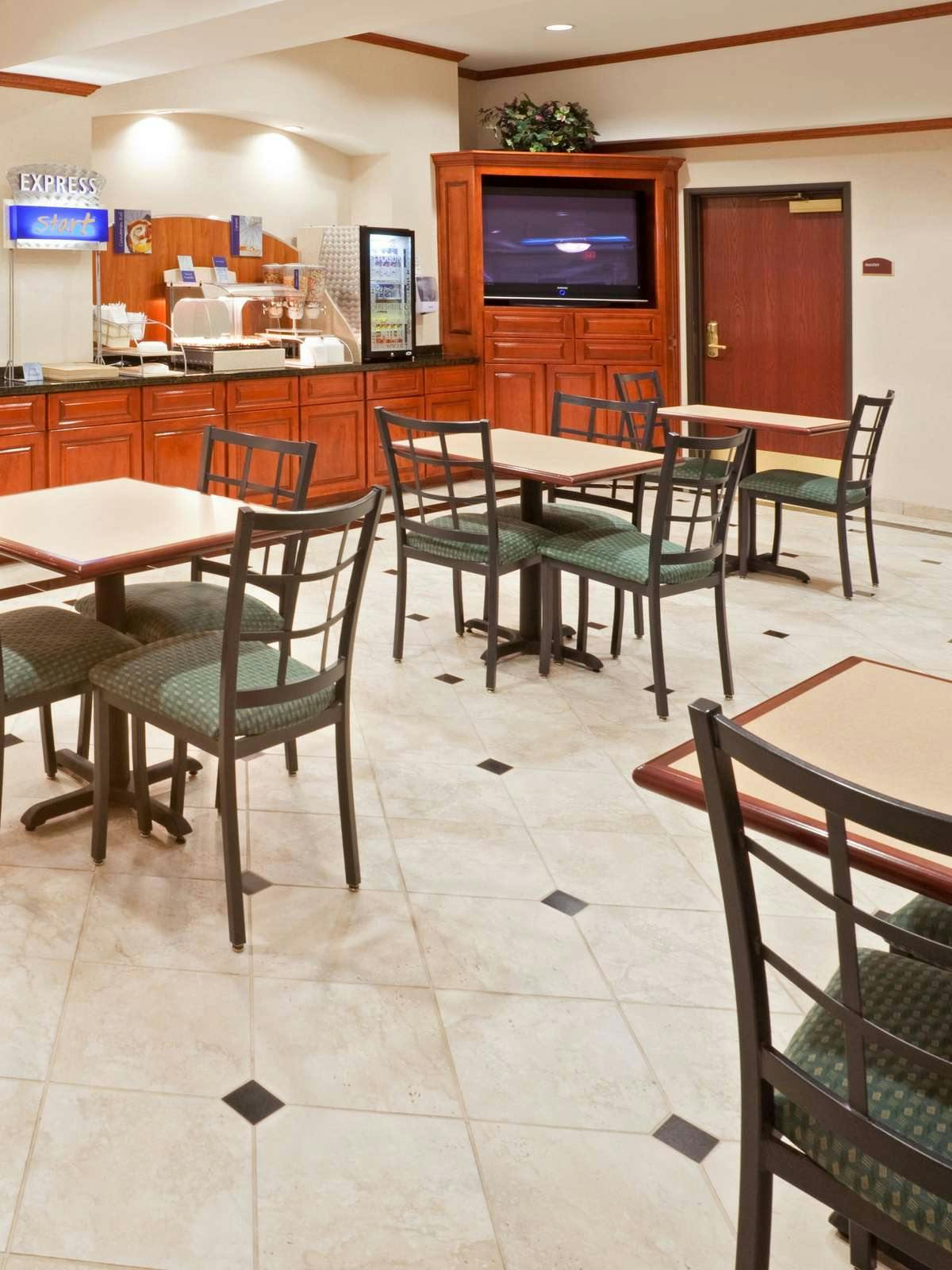 Hotel Holiday Inn Express Hotel & Suites Decatur photo 5