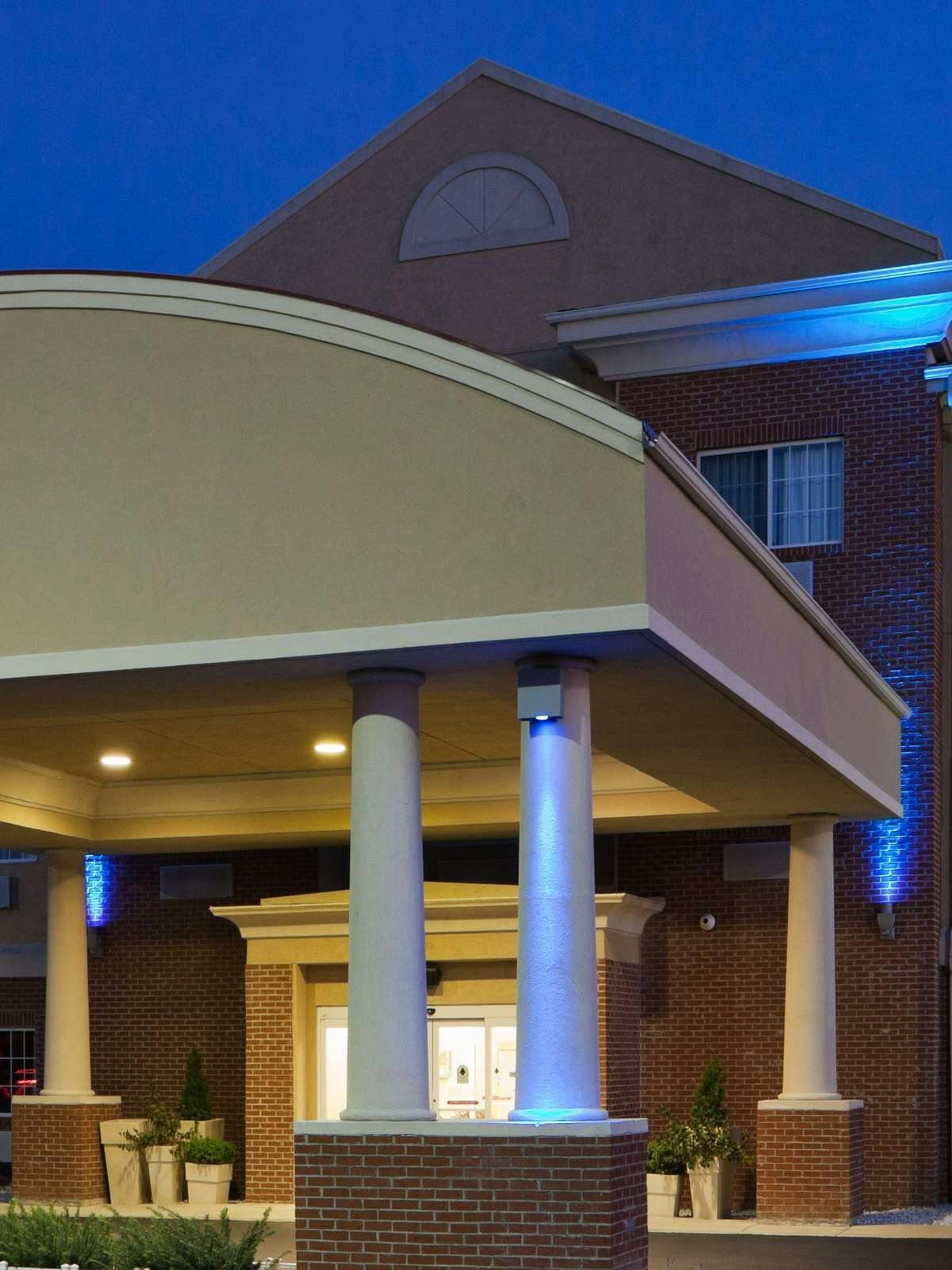 Hotel Holiday Inn Express Hotel & Suites Defiance photo 4